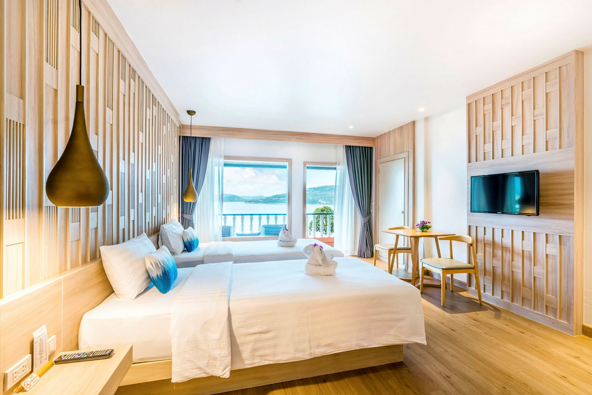 Hotellrum med två sängar, utsikt över havet och modern inredning. (AI-genererad text)