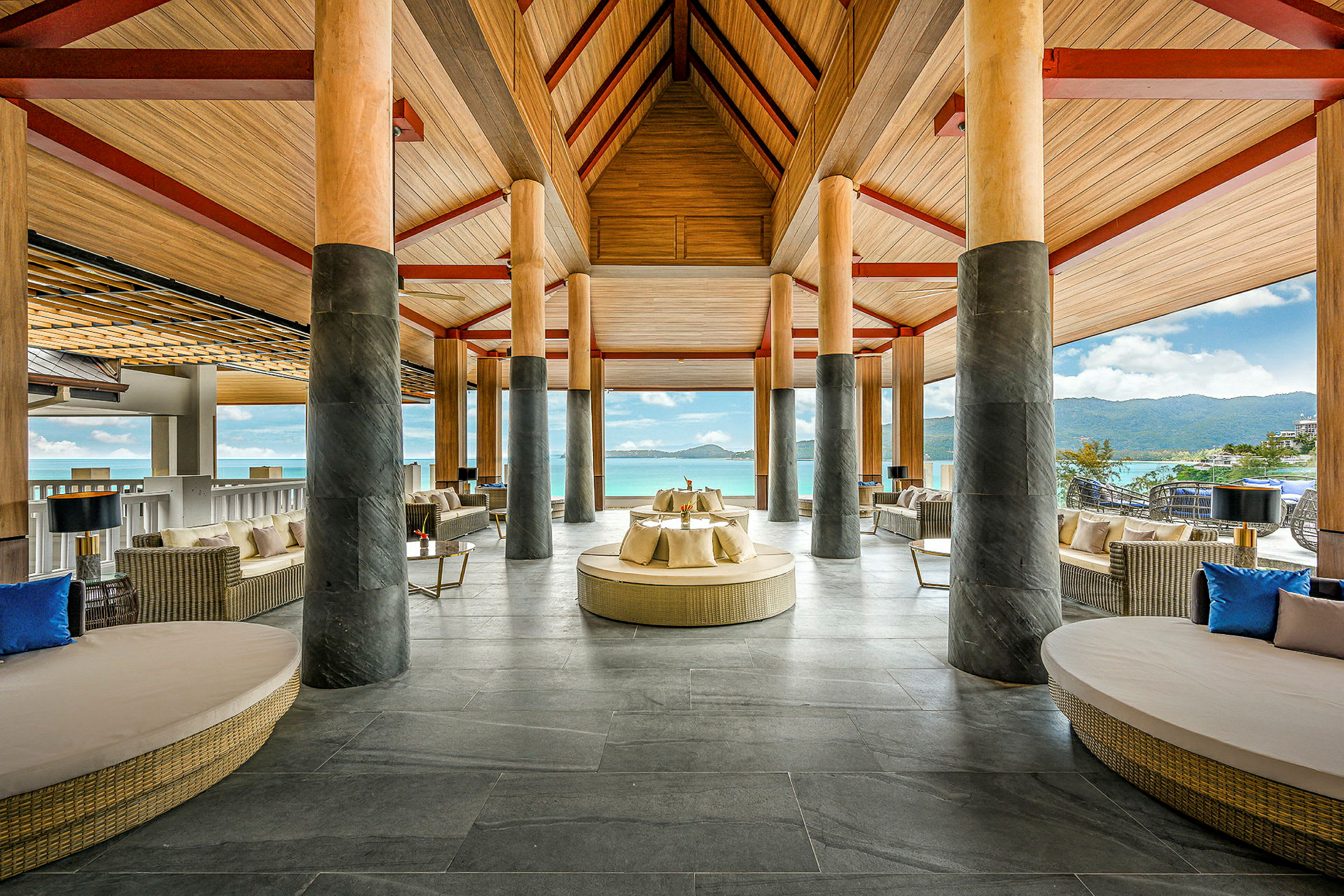 Hotellbyggnad med modern inredning och utsikt mot havet. (AI-genererad text)
