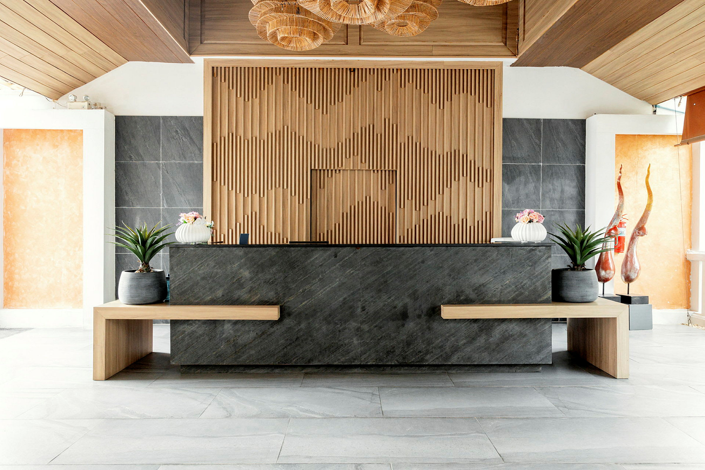 Hotellreception med modern design och dekorativa detaljer. (AI-genererad text)