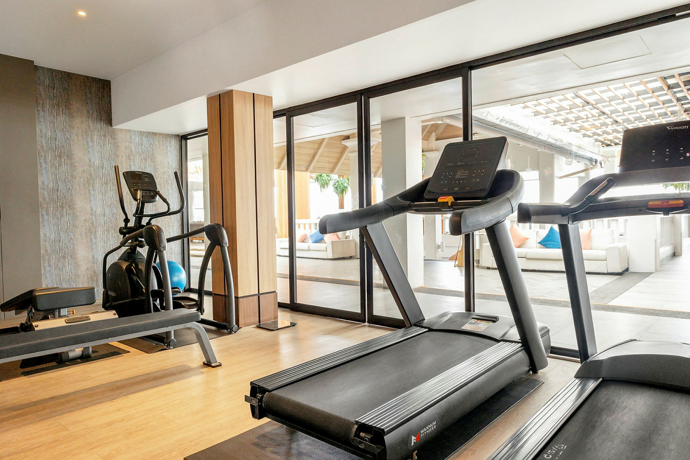 Ett gym med träningsmaskiner, inklusive löpband och motionscykel. (AI-genererad text)
