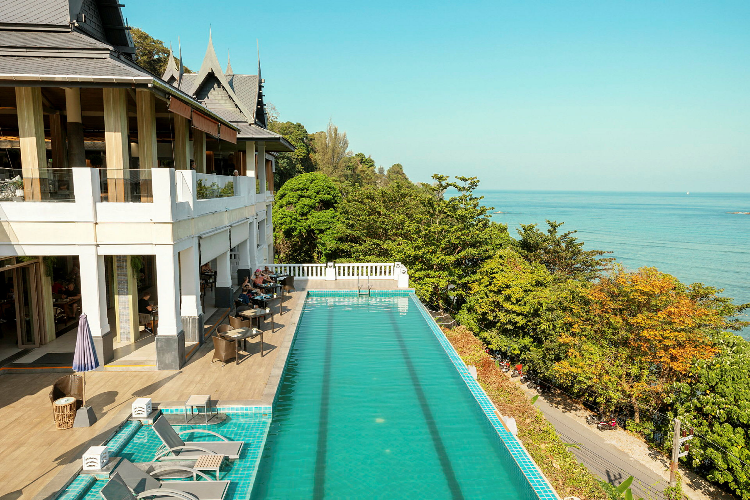En pool vid ett hotell med utsikt över havet. (AI-genererad text)