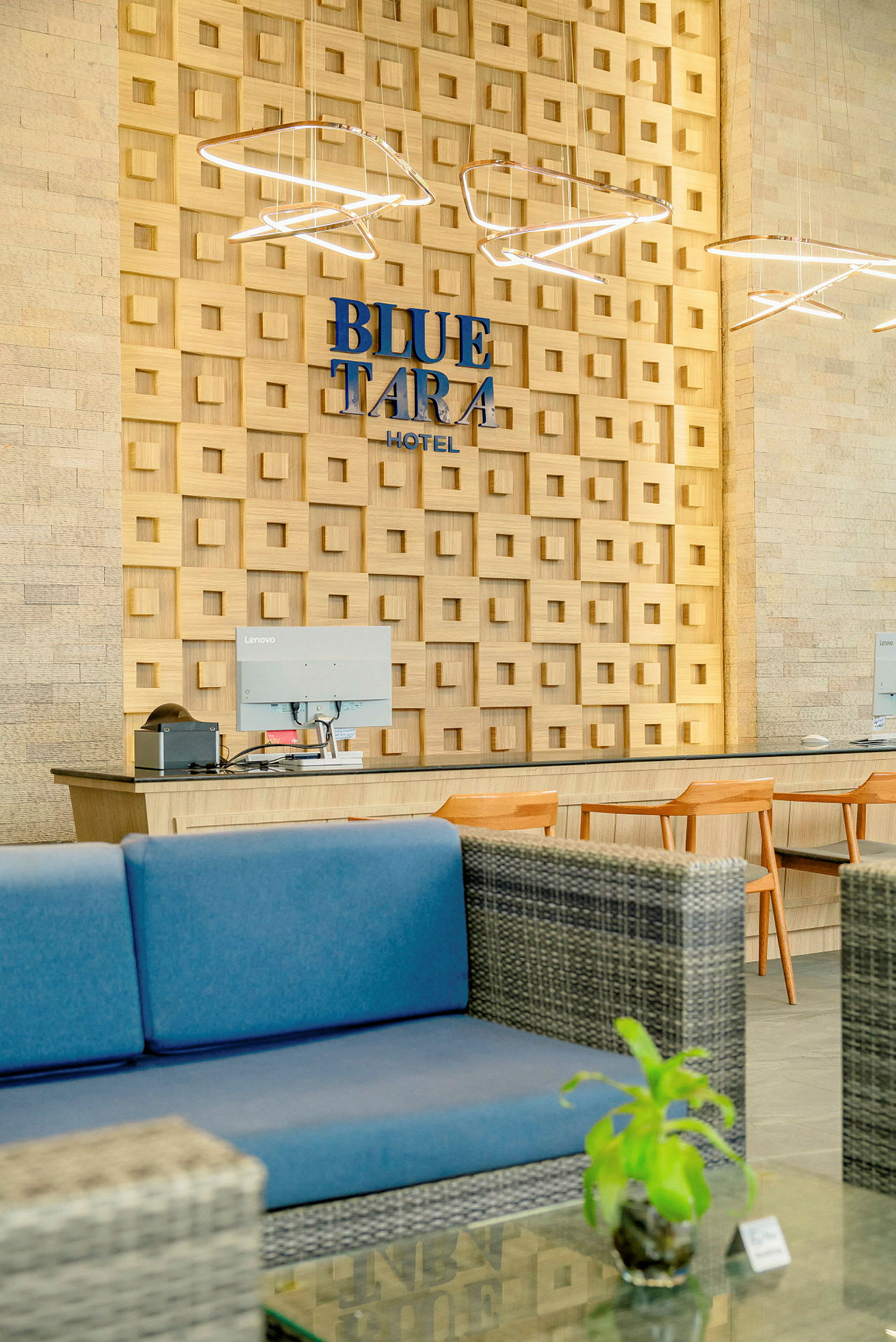 Receptionen på Blue Tara Hotel med modern inredning. (AI-genererad text)