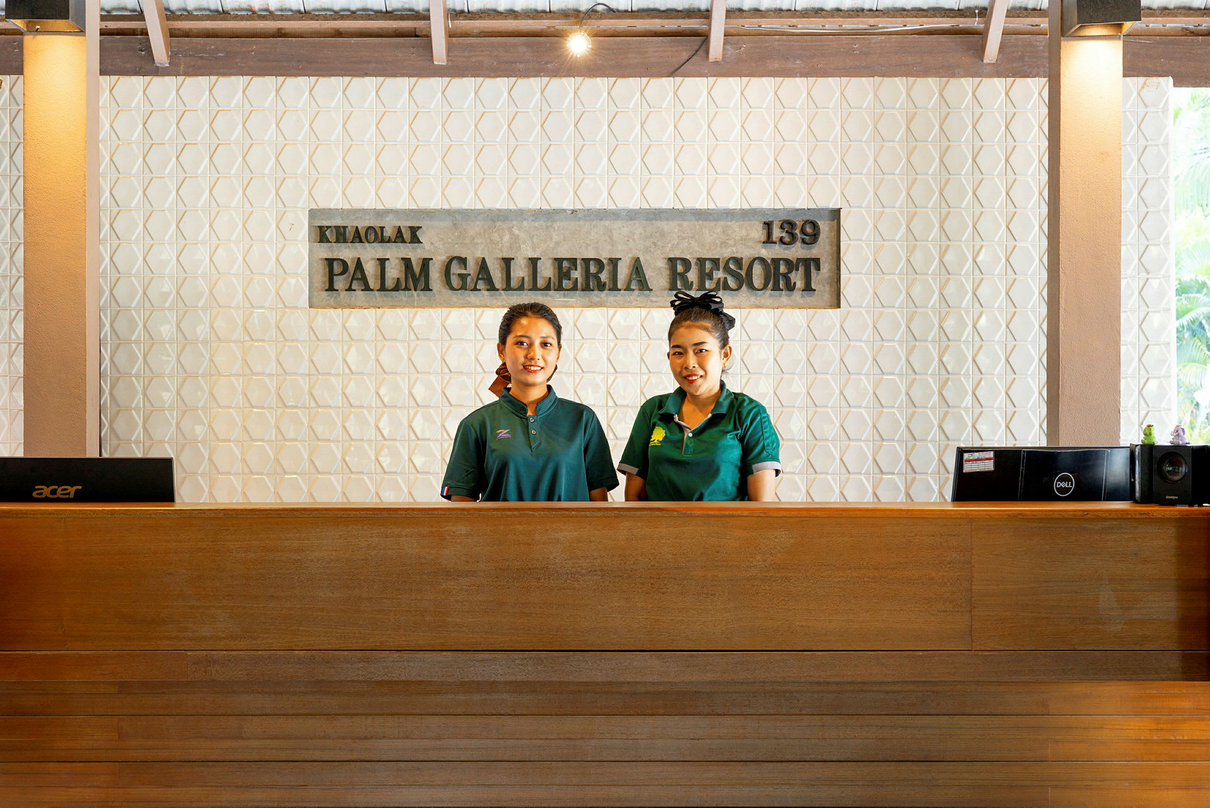 Reception med skylt som lyder Palm Galleria Resort. (AI-genererad text)