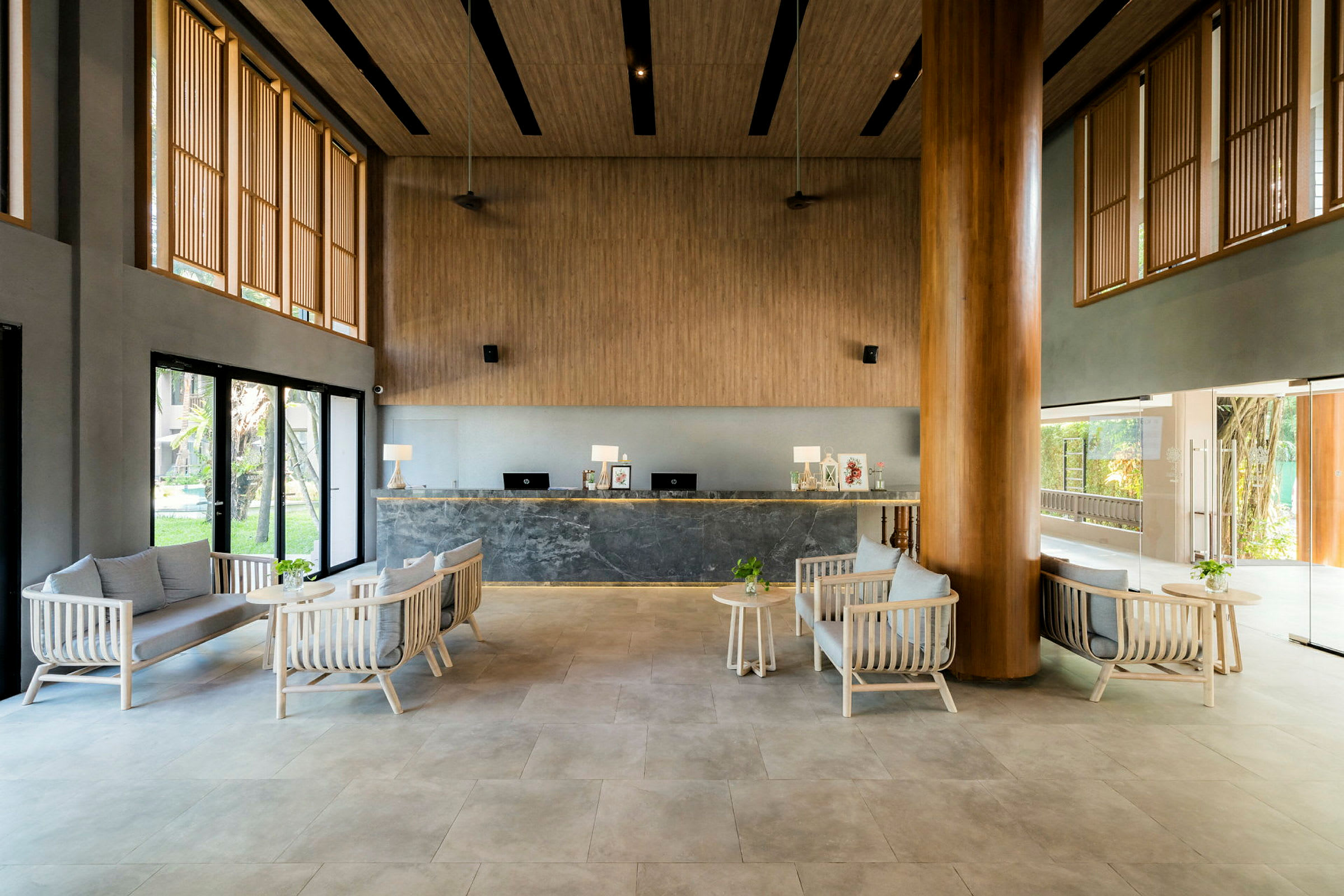 En modern hotellobby med sittplatser och reception. (AI-genererad text)