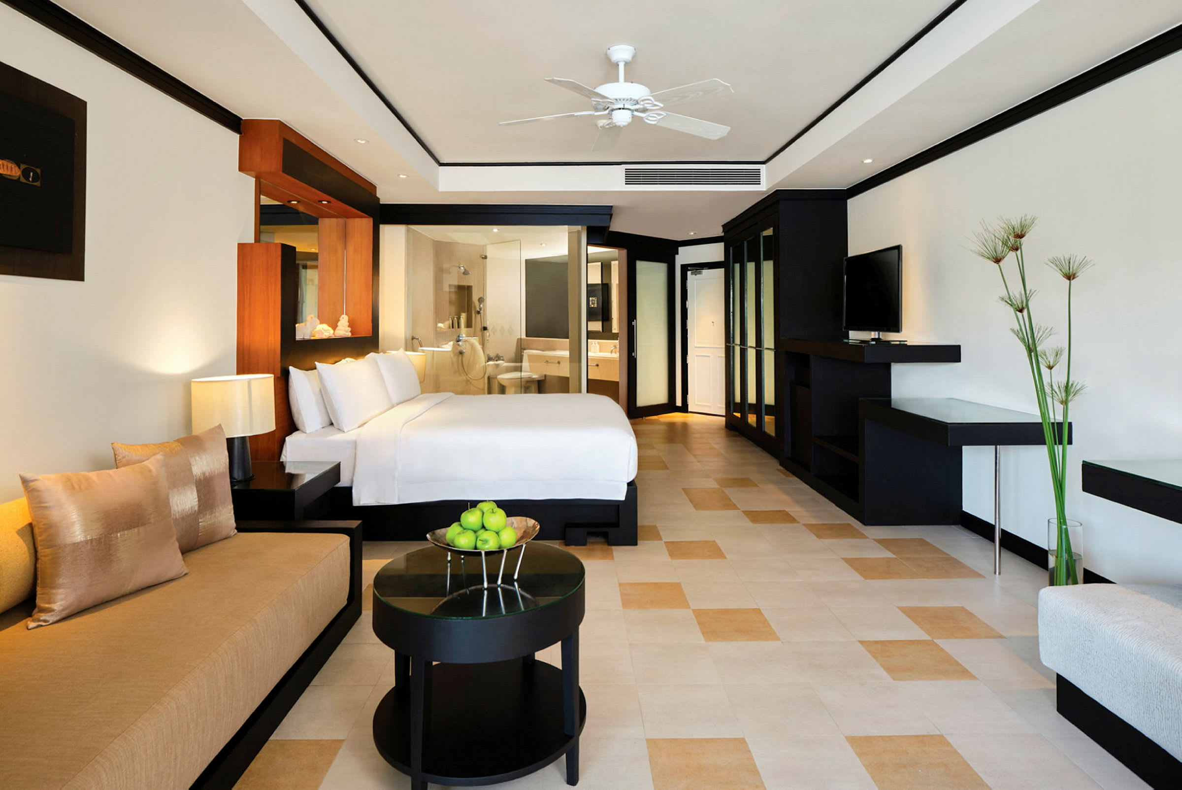 Ett modernt hotellrum med dubbelsäng, minimalistiska möbler och en sittgrupp. (AI-genererad text)