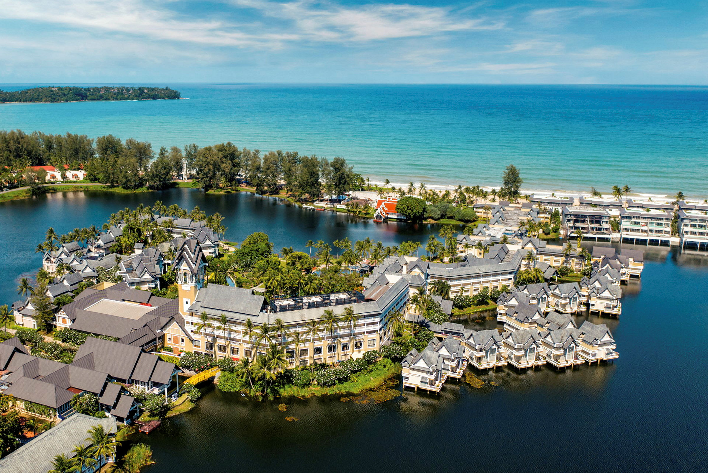 Hotellområde beläget vid en lagun nära en strand. (AI-genererad text)