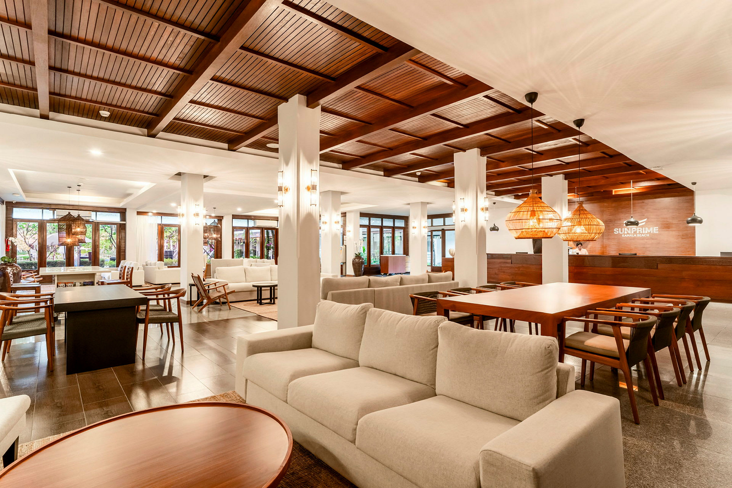 Hotellets lobby med soffor och sittgrupper. (AI-genererad text)
