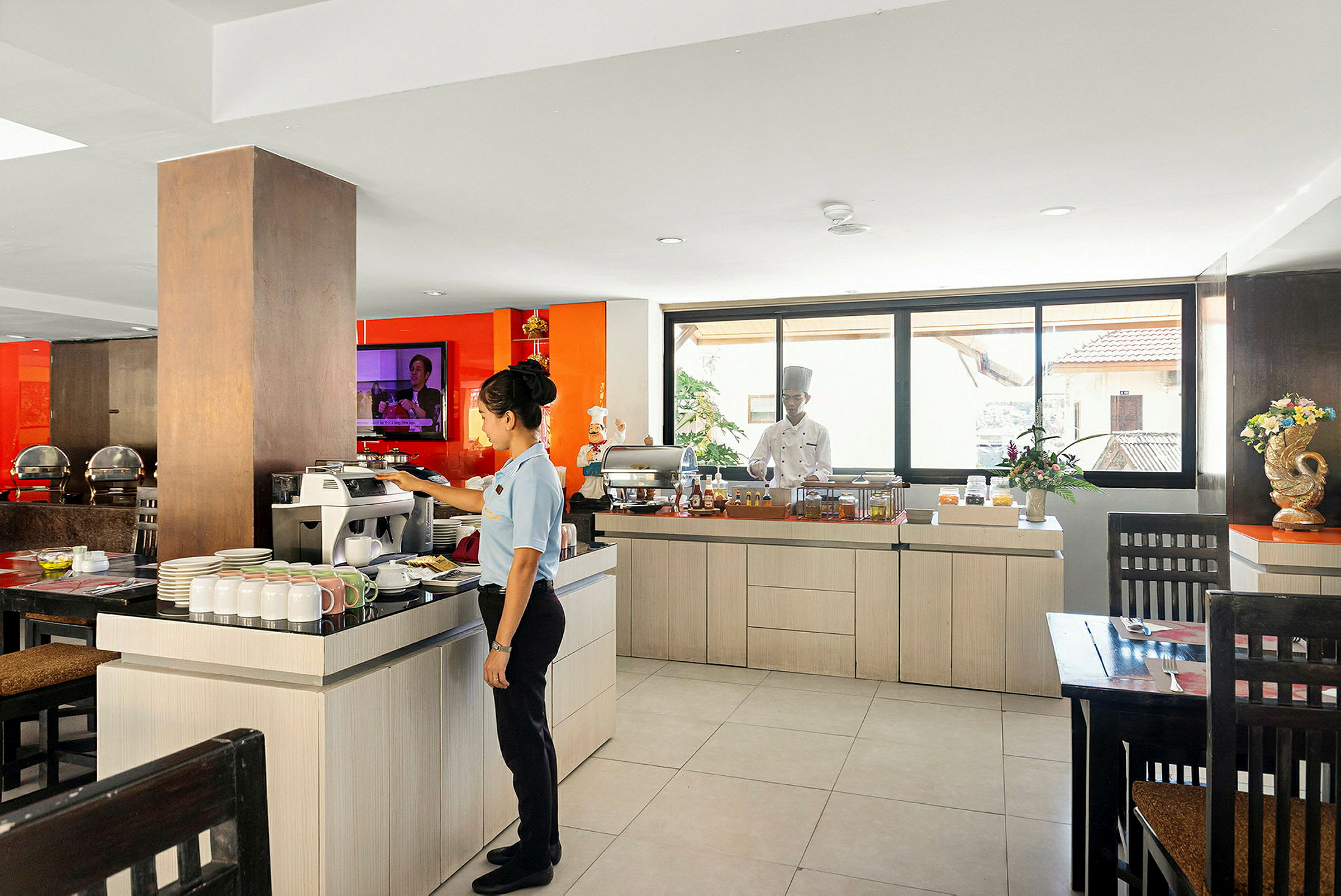 Ett hotellrestaurangkök med en kaffestation och en buffédisk. (AI-genererad text)