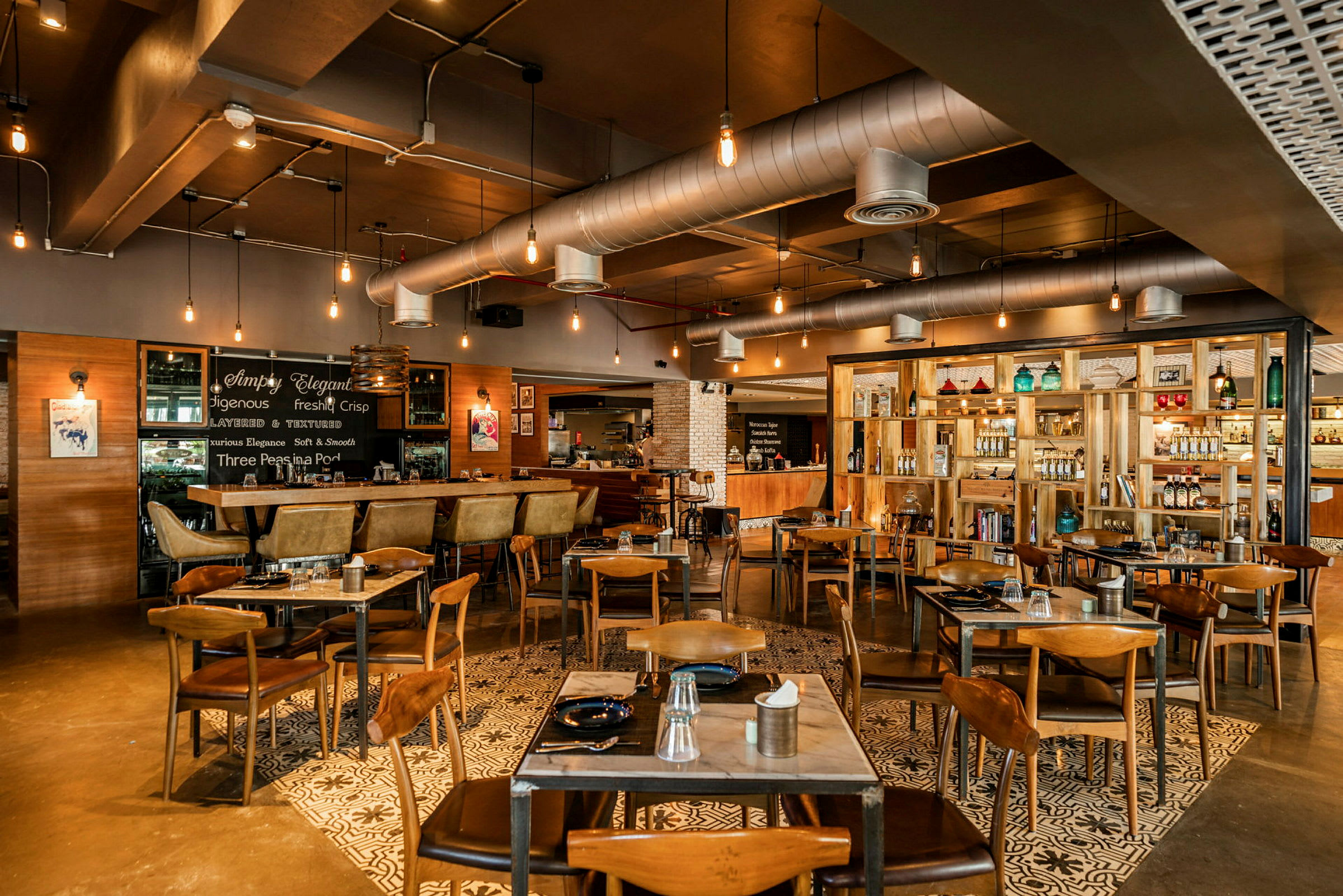 En restaurang med en mysig atmosfär, utrustad med bord, stolar och hyllor med flaskor och dekorationer. (AI-genererad text)