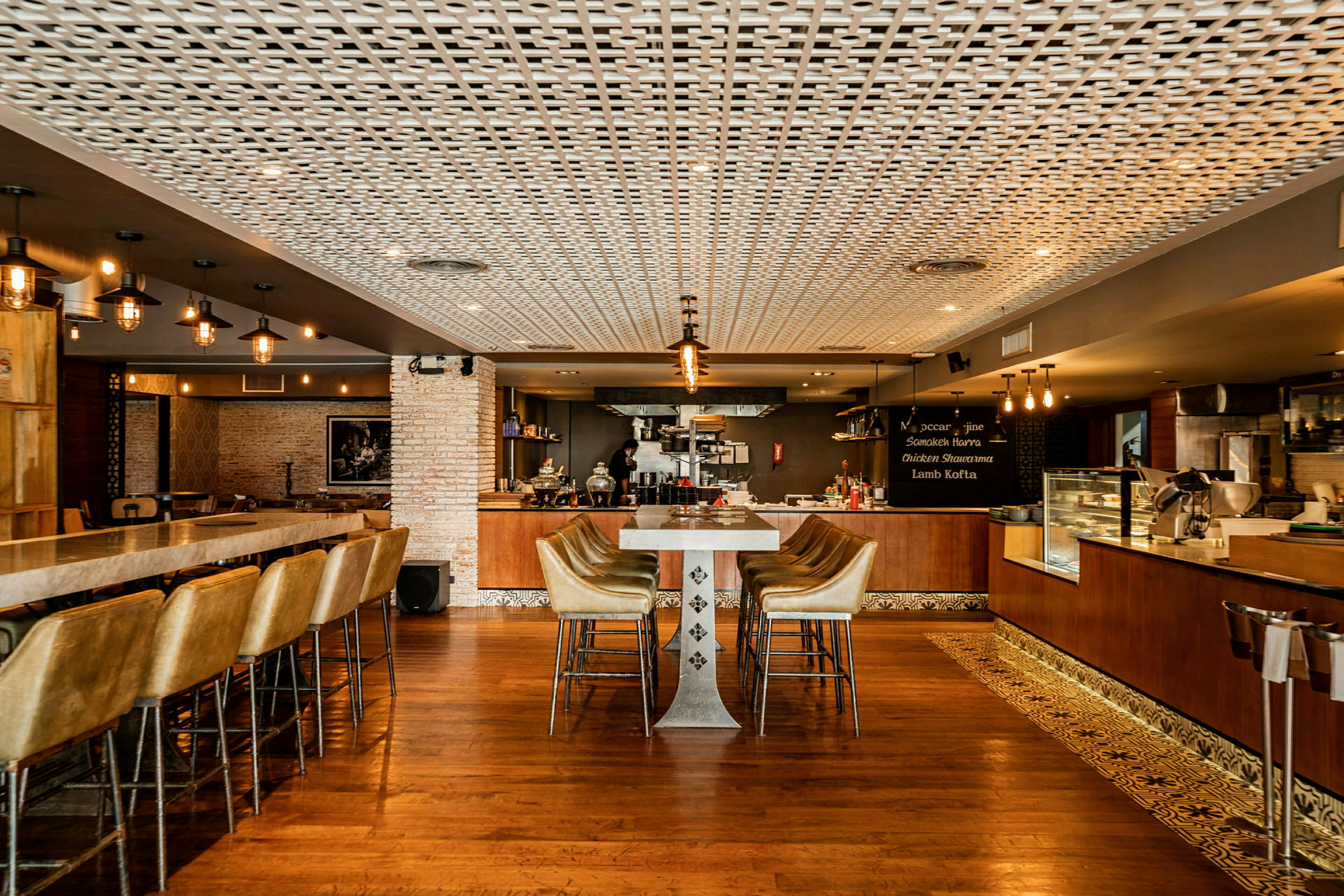 Interiör av en modern restaurang med snyggt inredd bar och sittgrupper. (AI-genererad text)