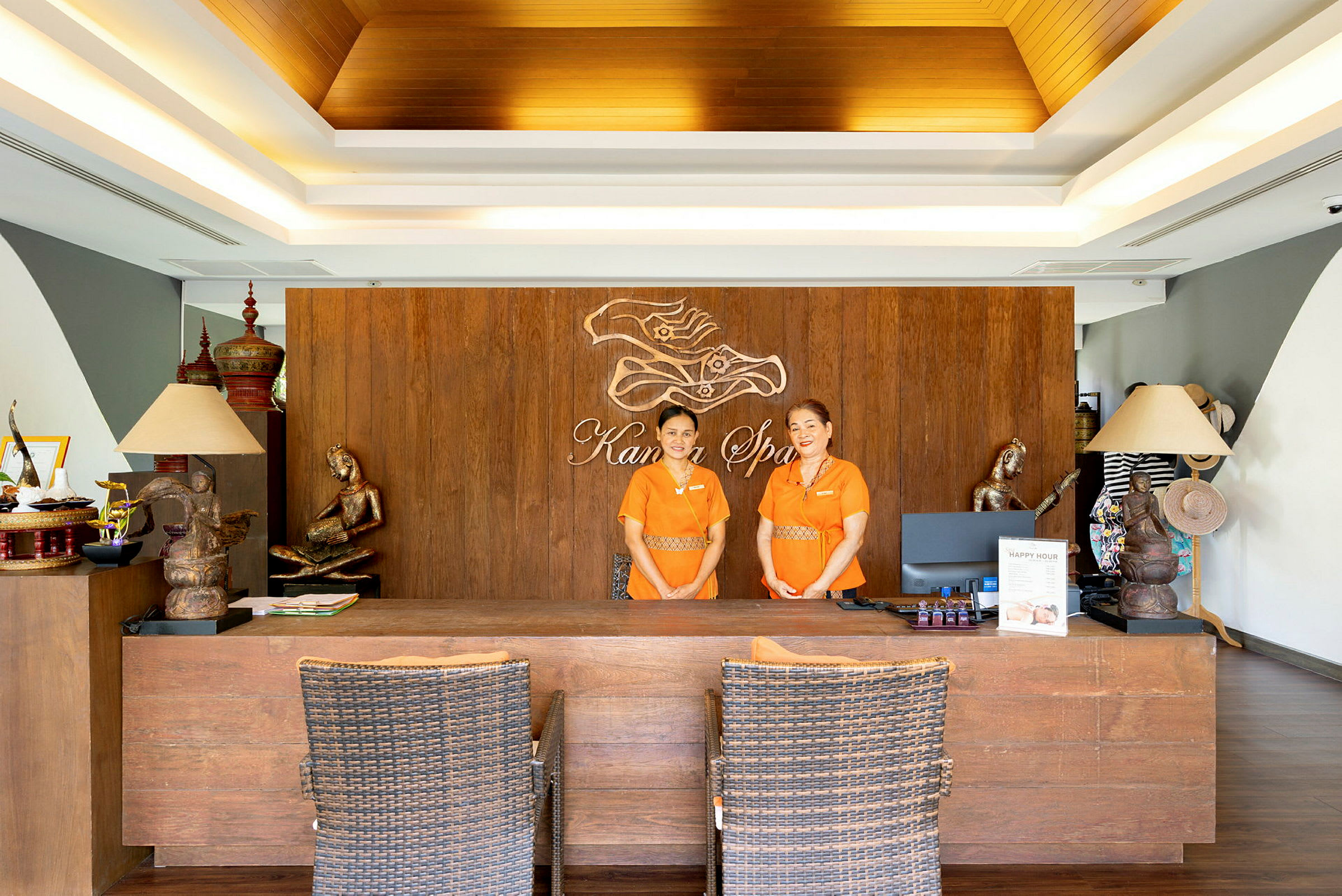 Receptionen vid ett spa med träpanel och dekorativa skulpturer. (AI-genererad text)