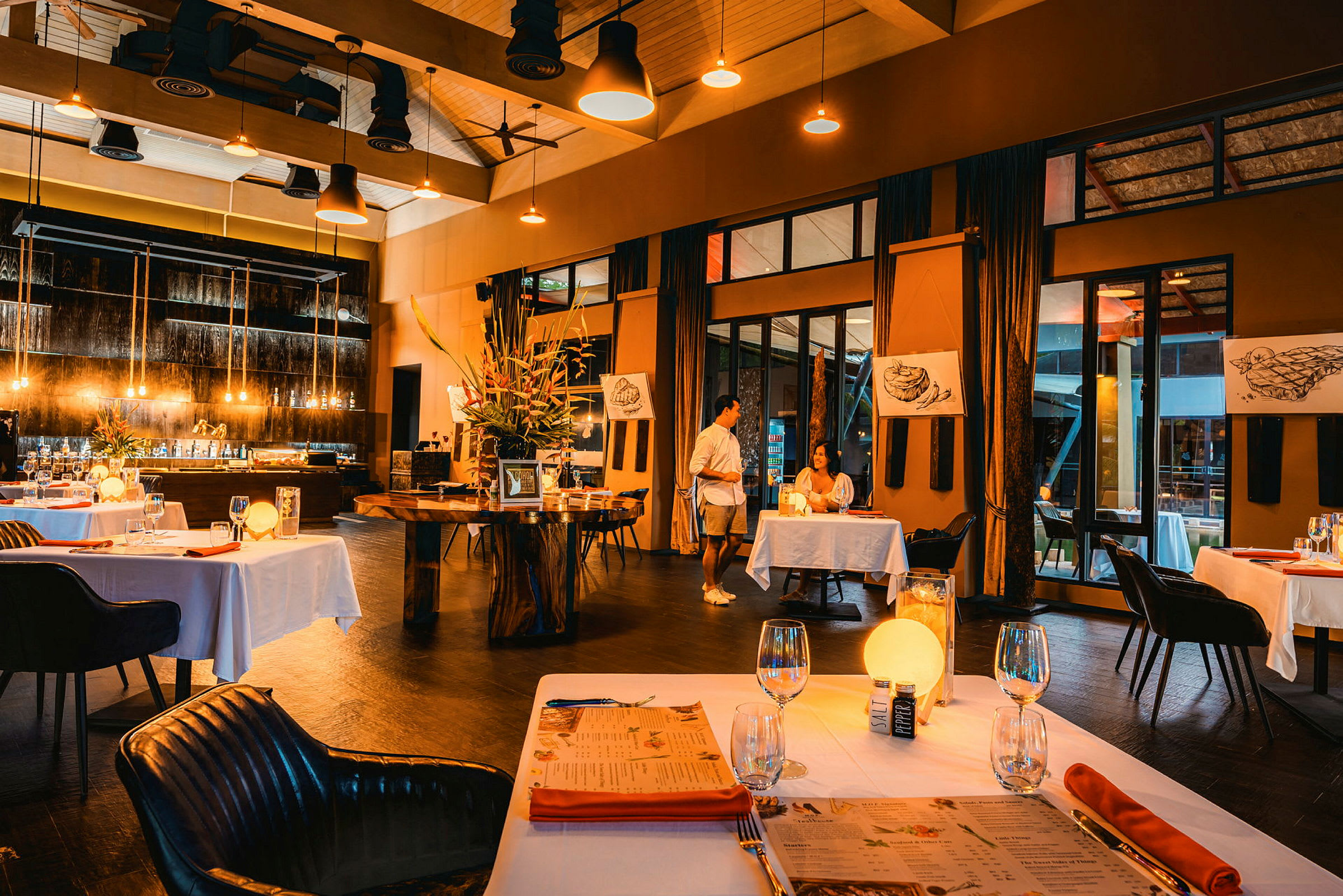Restaurang med dukade bord i en stilfull och elegant inomhusmiljö. (AI-genererad text)