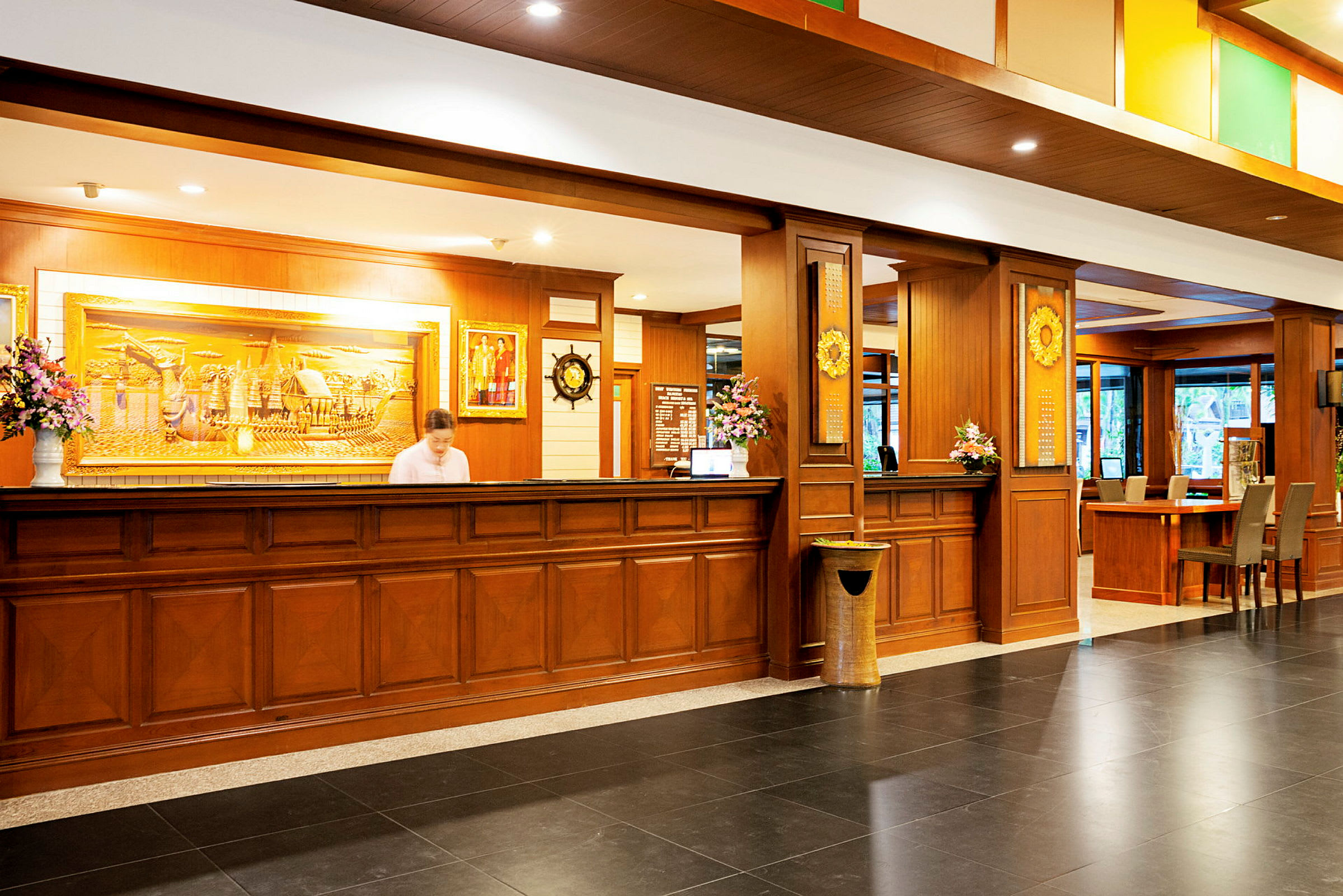 Hotellreception med träinredning och dekorativa detaljer. (AI-genererad text)