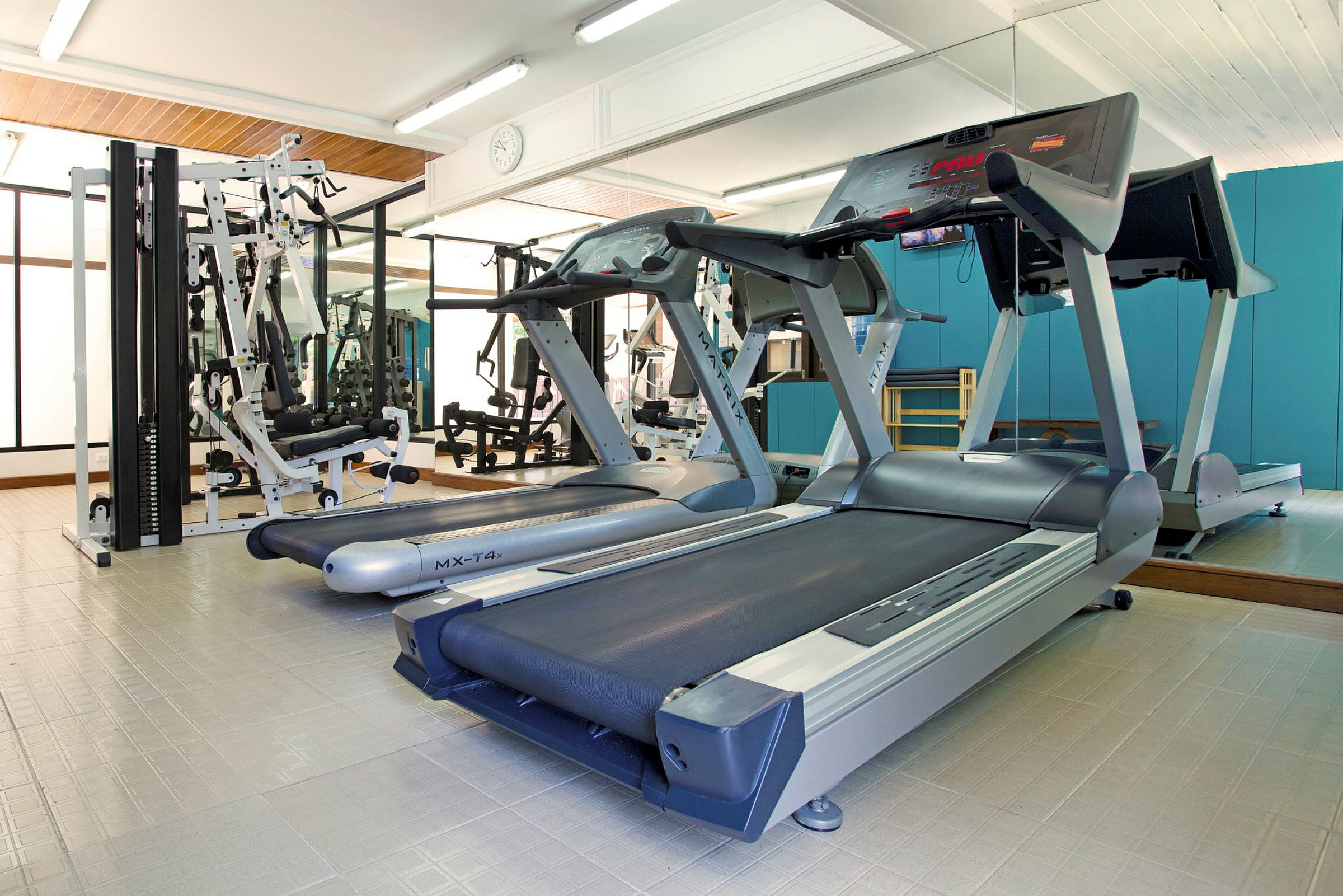 Gym med löpband och träningsmaskiner. (AI-genererad text)