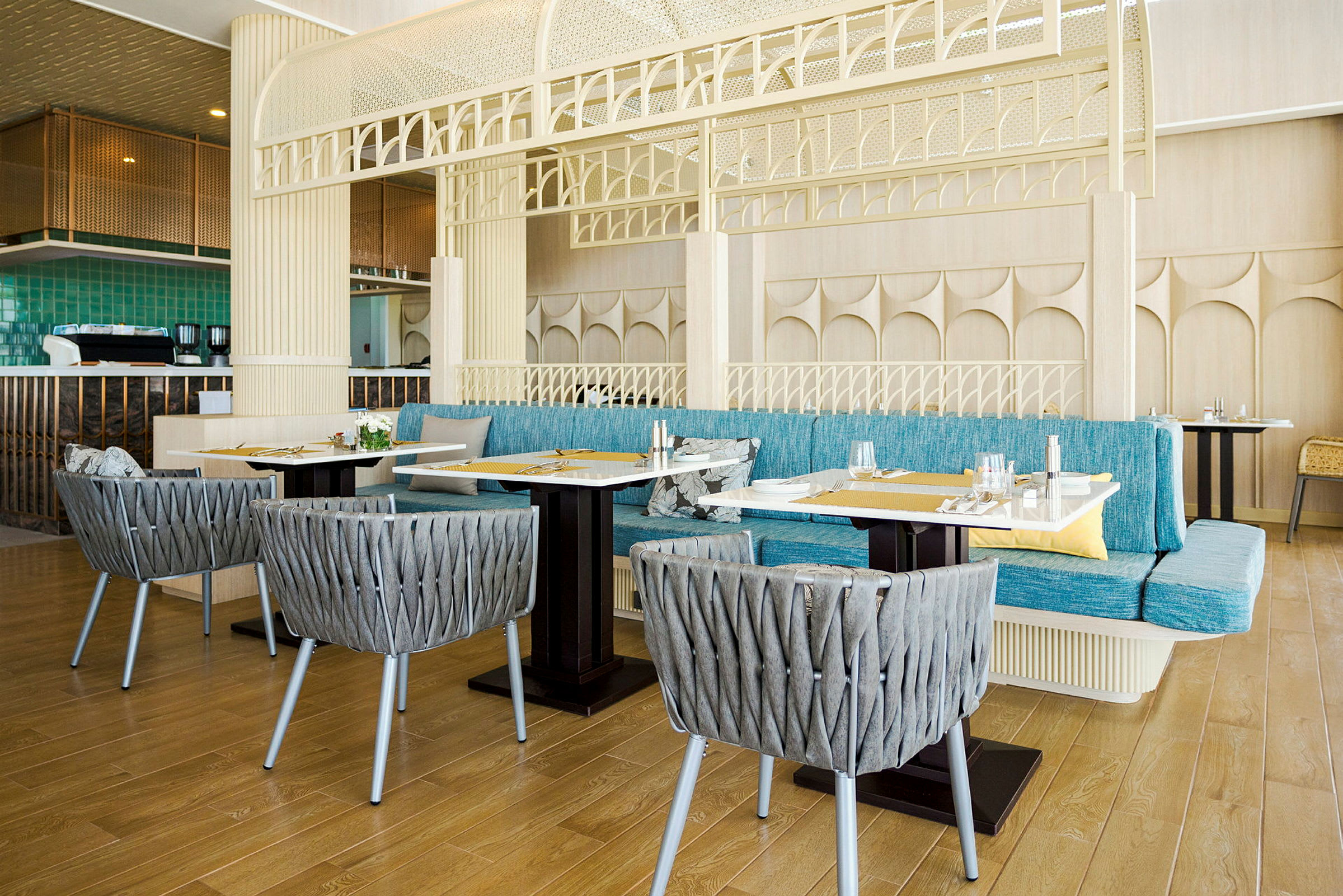 Interiör av en restaurang med moderna sittplatser, bord och dekorativa element. (AI-genererad text)
