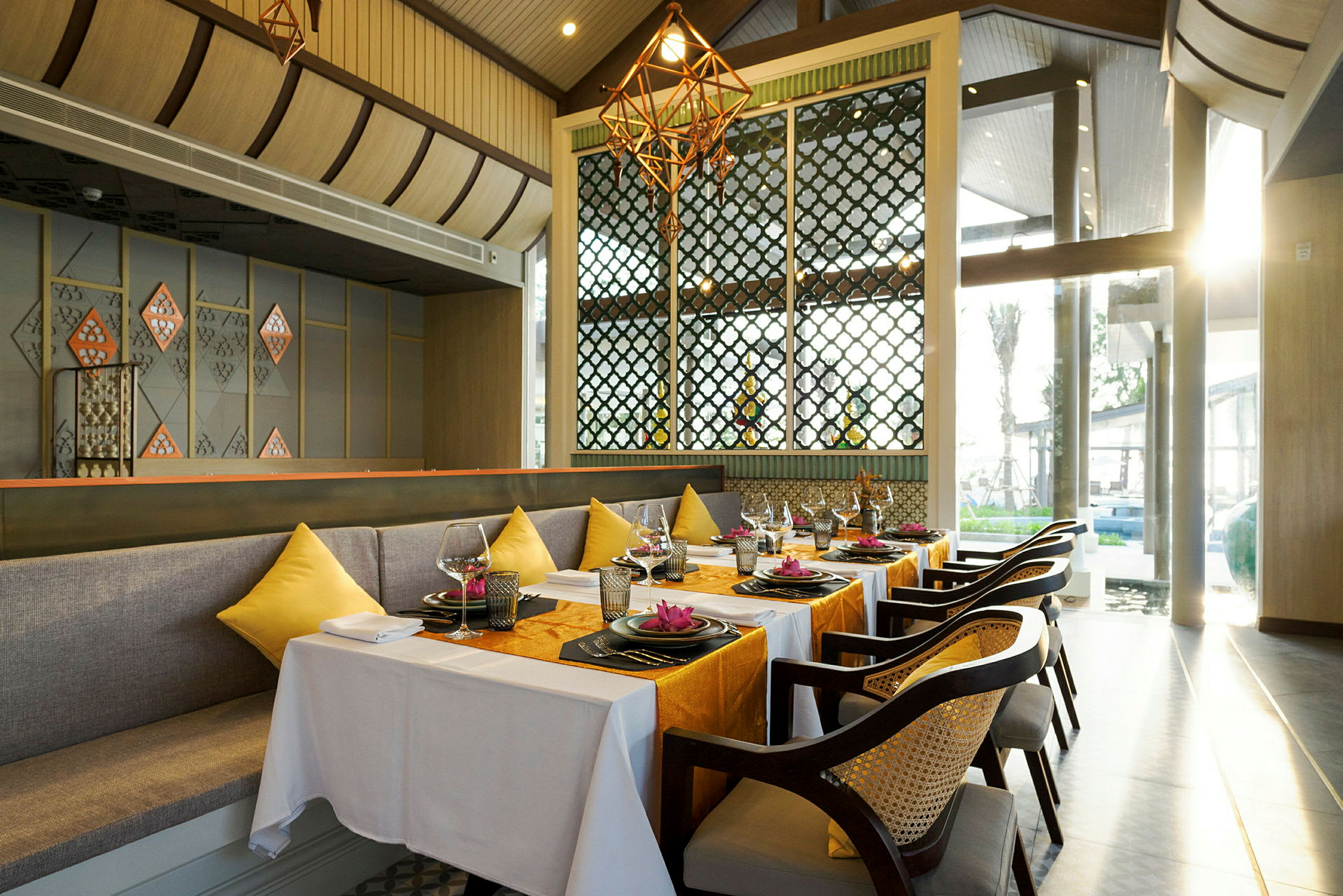 Elegant restaurang med dukade bord och dekorativa detaljer. (AI-genererad text)