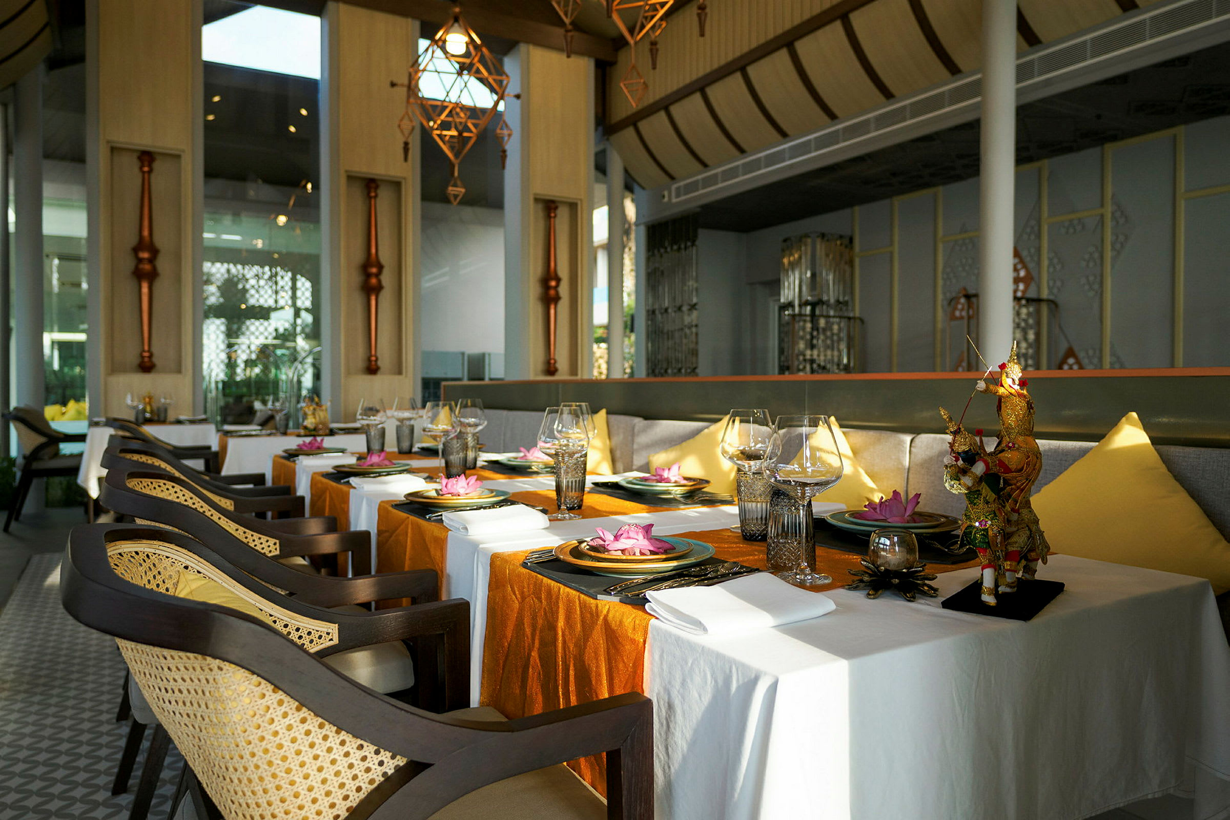Elegant restaurangbord med dukar, servetter och dekorationer. (AI-genererad text)