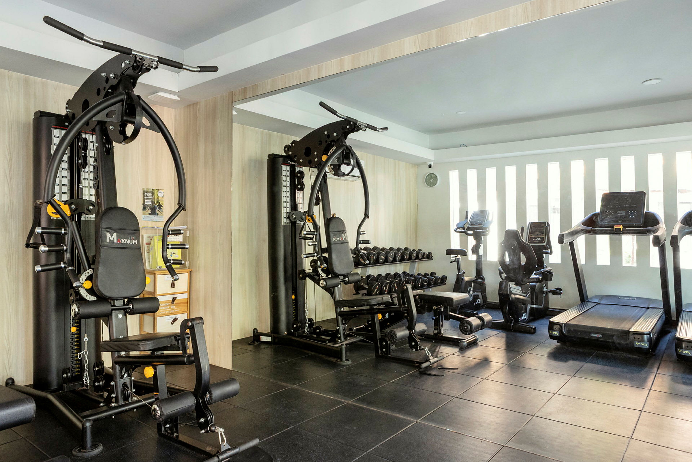 Ett gym med träningsmaskiner och vikter. (AI-genererad text)