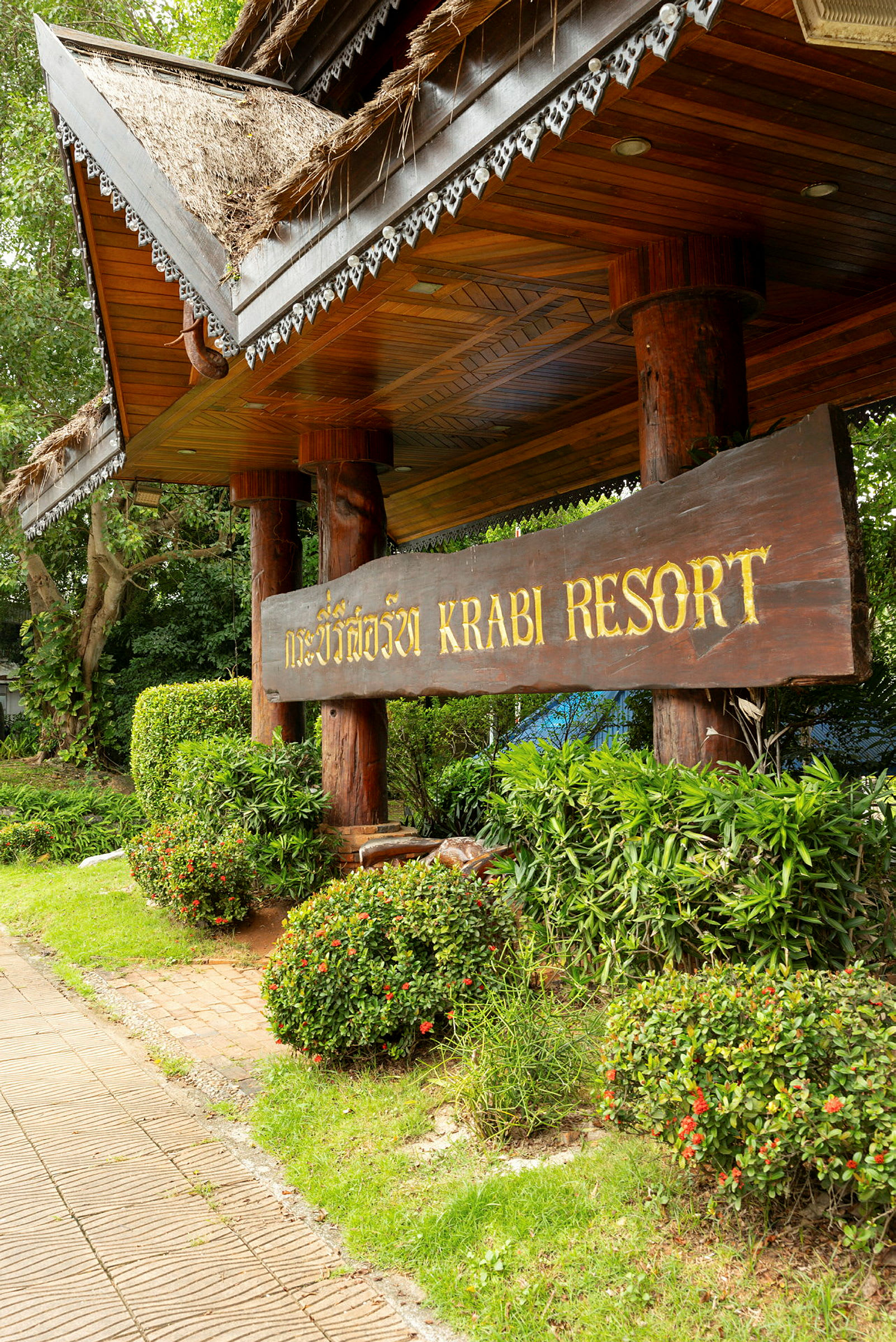 Skylten vid ingången till Krabi Resort, omgiven av grönska. (AI-genererad text)