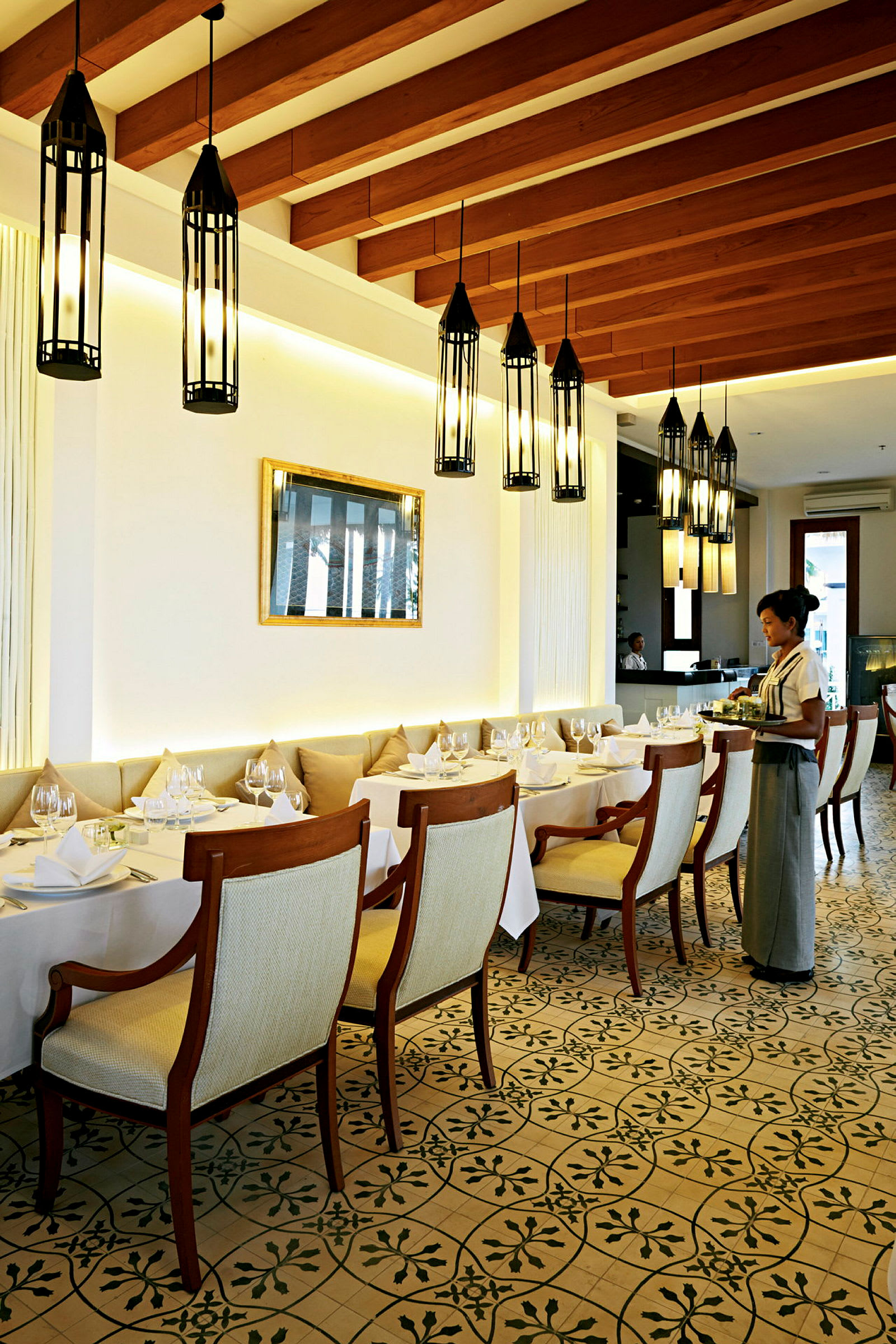 Elegant restaurang med dukade bord och pendellampor i taket. (AI-genererad text)