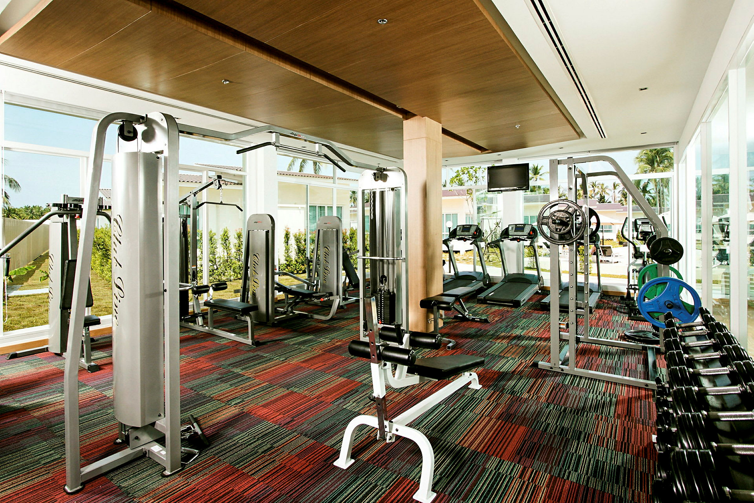 Ett gym med träningsmaskiner, fria vikter och löpband. (AI-genererad text)