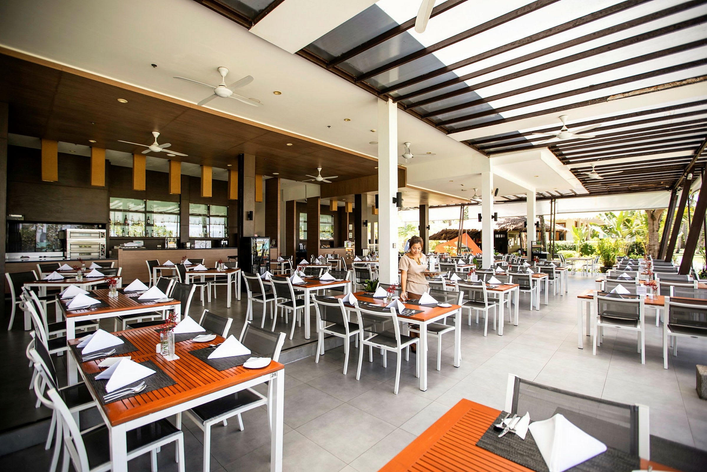 Restaurang med dukade bord och moderna möbler. (AI-genererad text)
