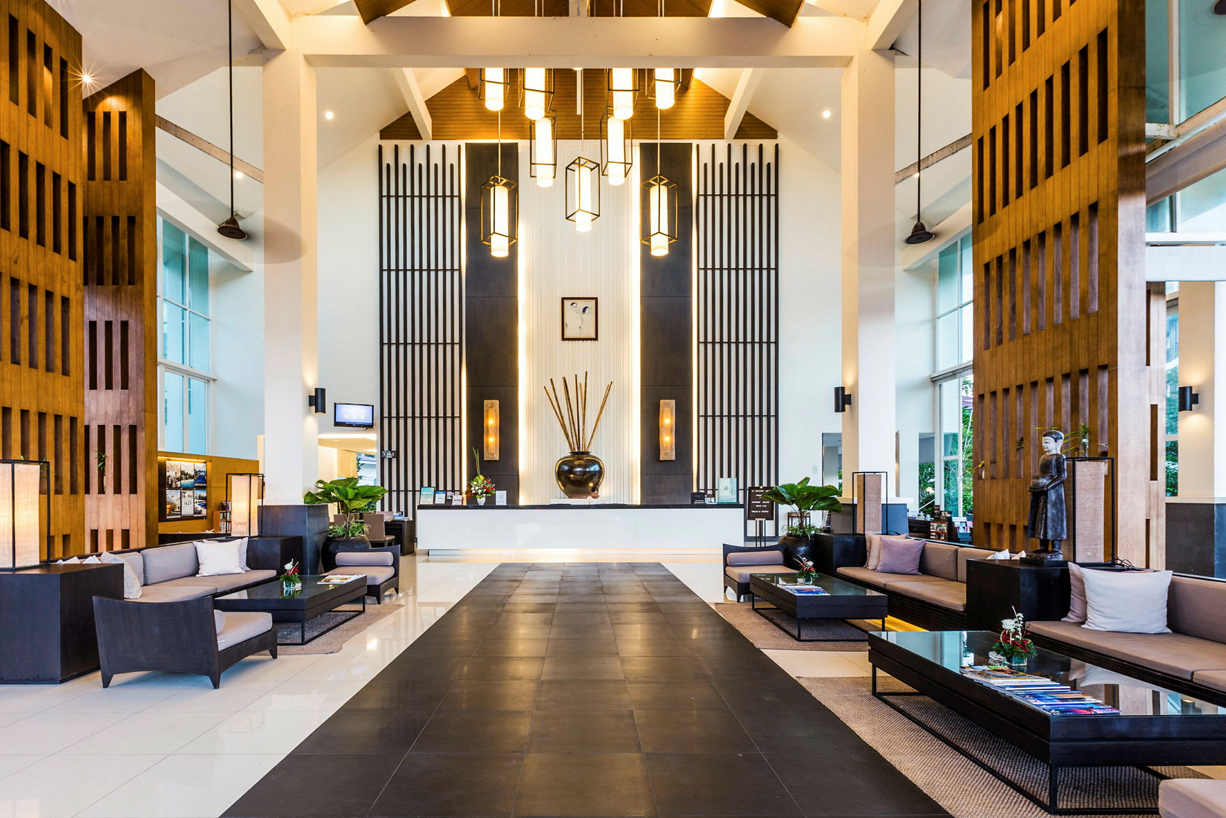 Hotellobby med modern inredning, sittgrupper och reception. (AI-genererad text)