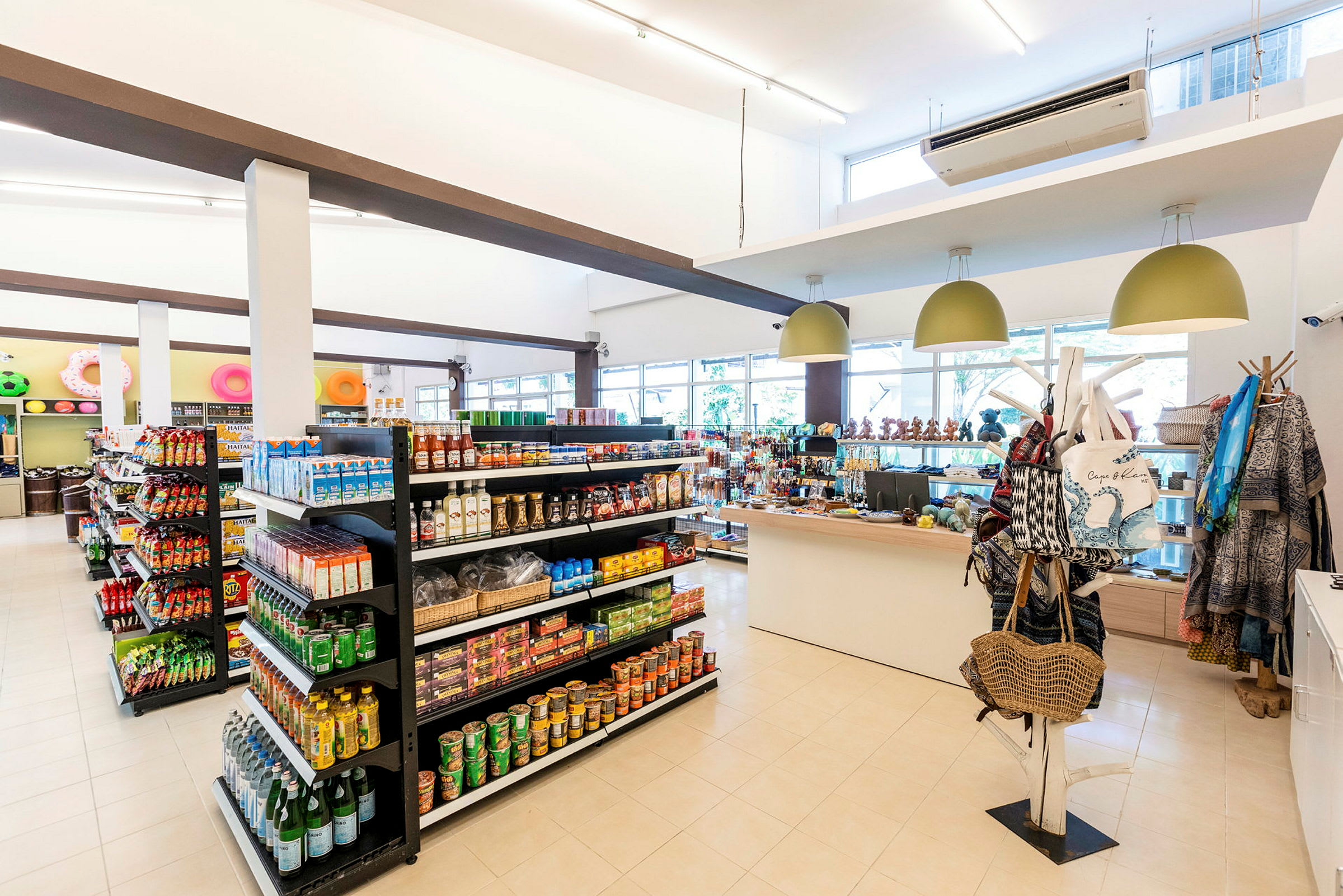 Bild av en butik med hyllor fyllda med olika produkter och en disk i bakgrunden. (AI-genererad text)