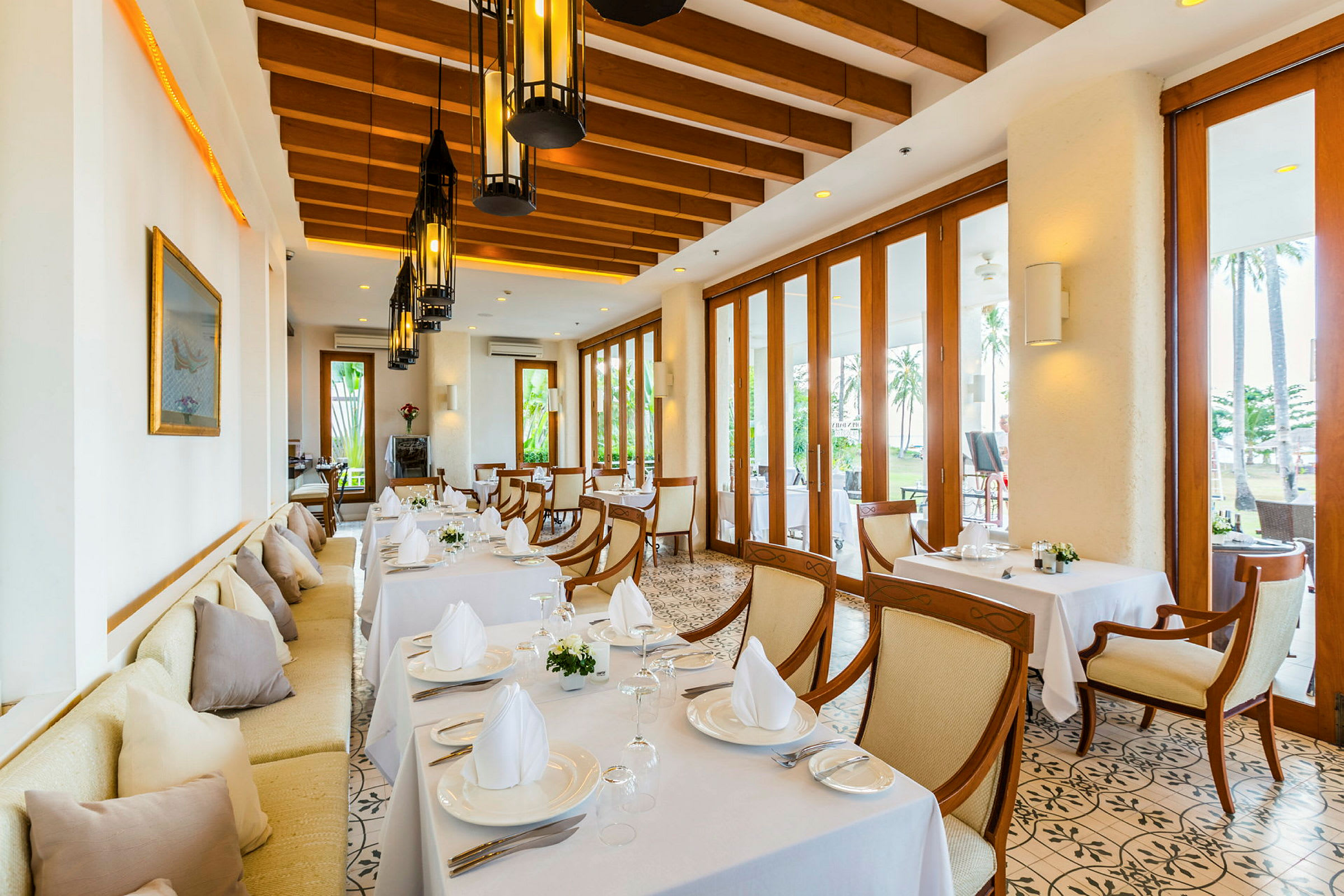 Bild av en elegant restaurang med dukade bord och stolar. (AI-genererad text)