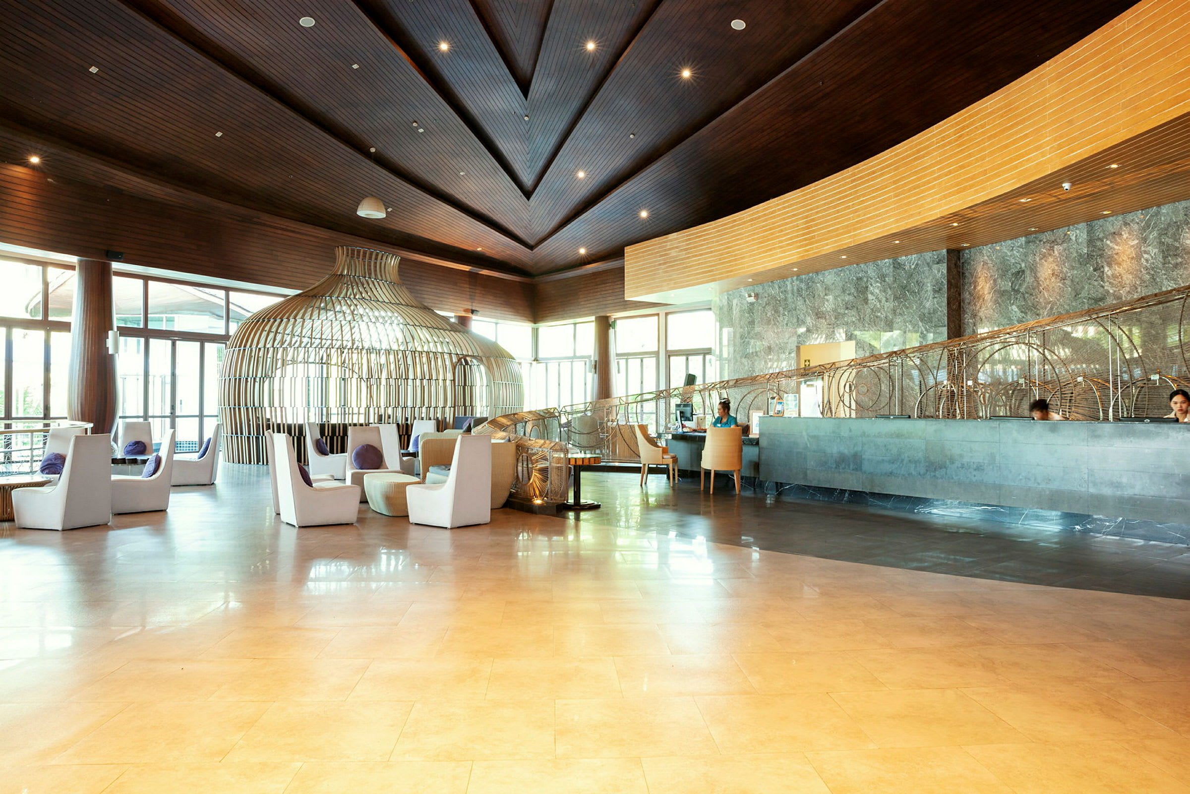 En elegant hotellobby med sittgrupper, modern inredning och stora fönster. (AI-genererad text)