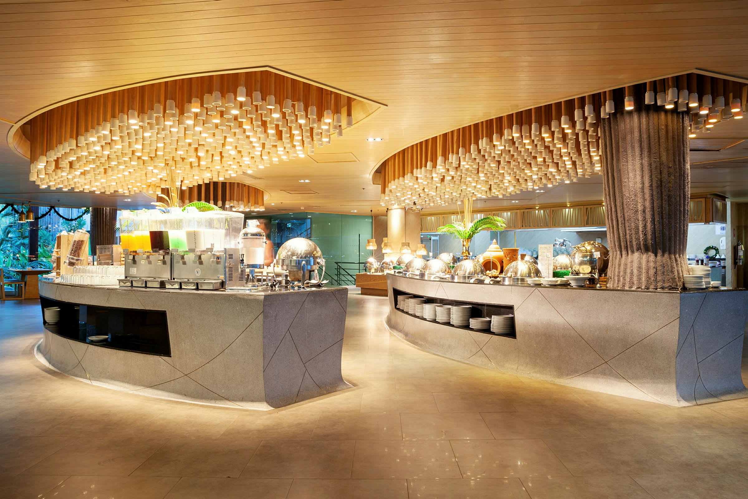 Ett bufféområde med flera serveringsstationer och modern belysning. (AI-genererad text)