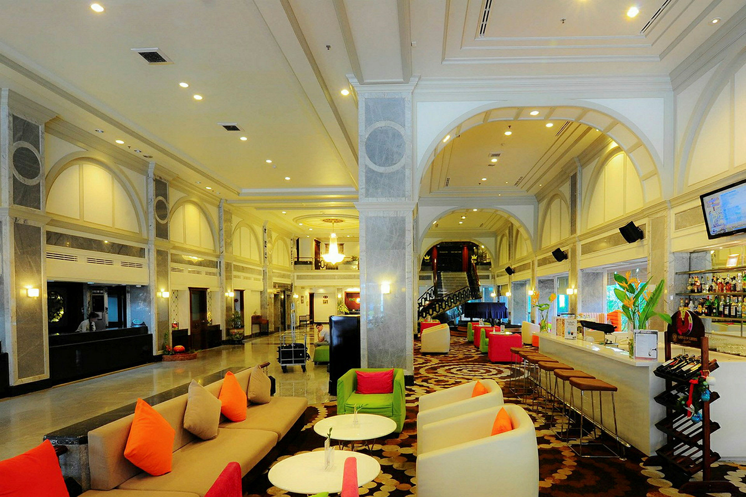 Hotellobby med sittmöbler och receptionsdisk. (AI-genererad text)