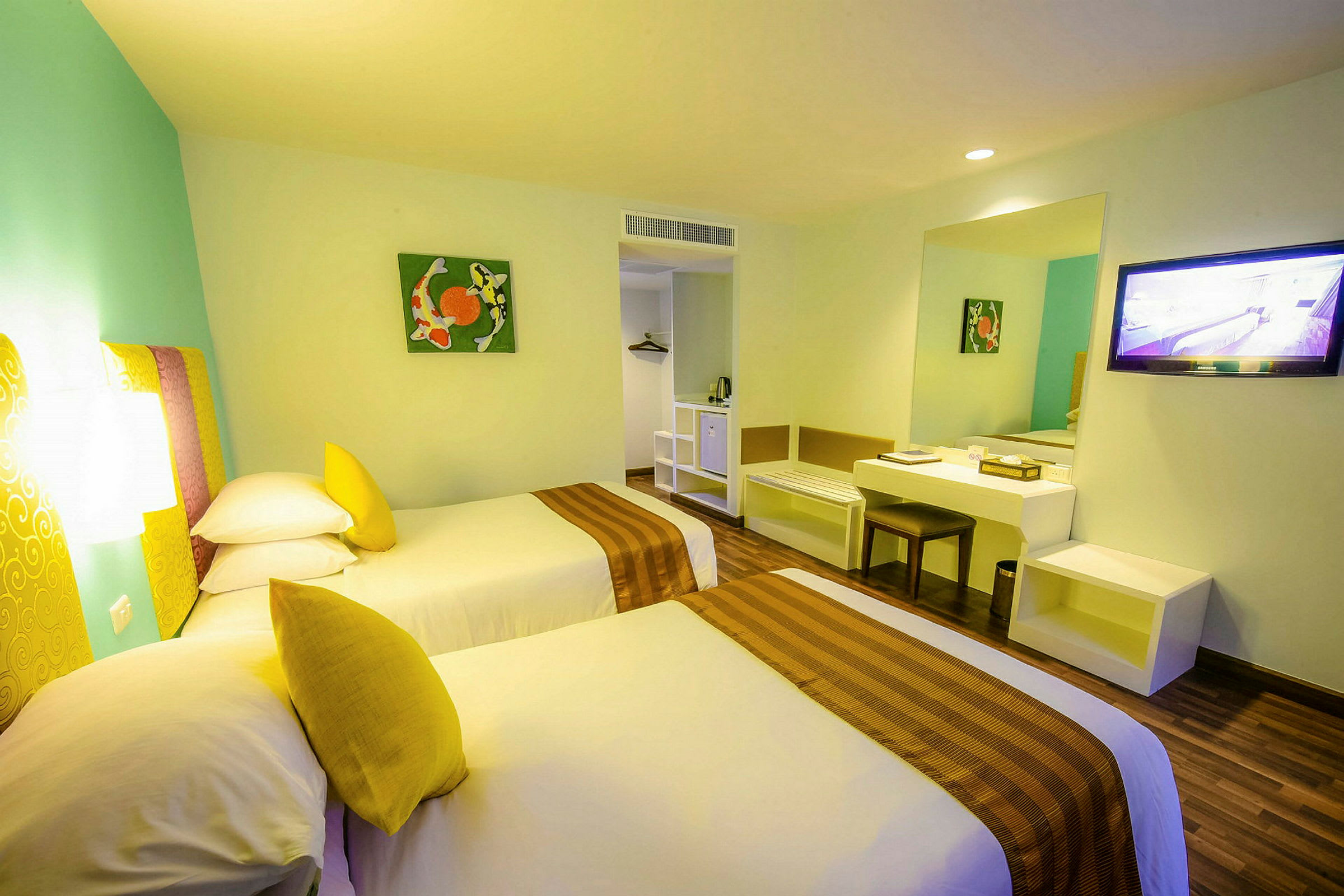 Hotellrum med två enkelsängar och modern inredning. (AI-genererad text)
