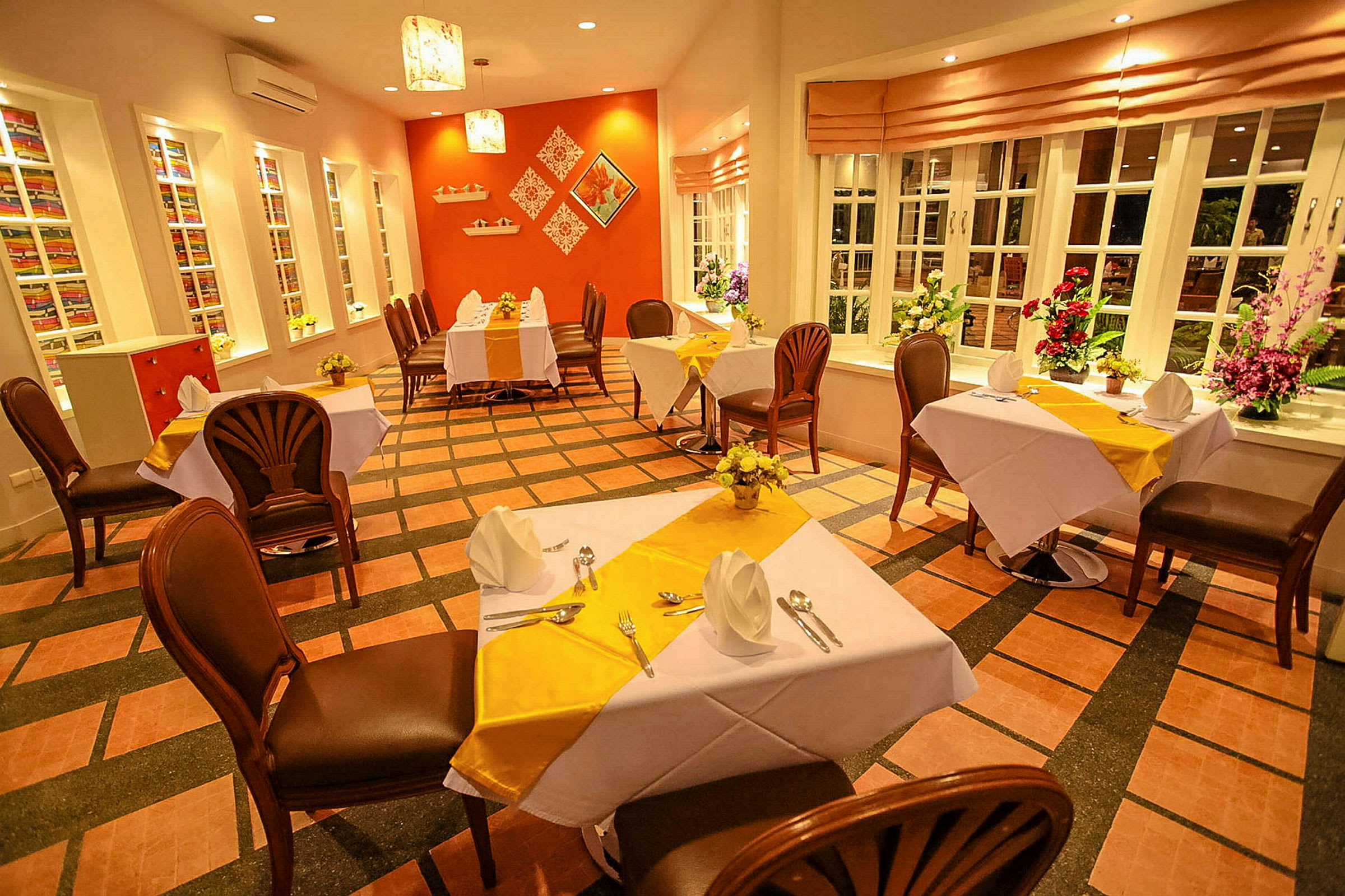 Restaurang med uppdukade bord och dekorationer. (AI-genererad text)