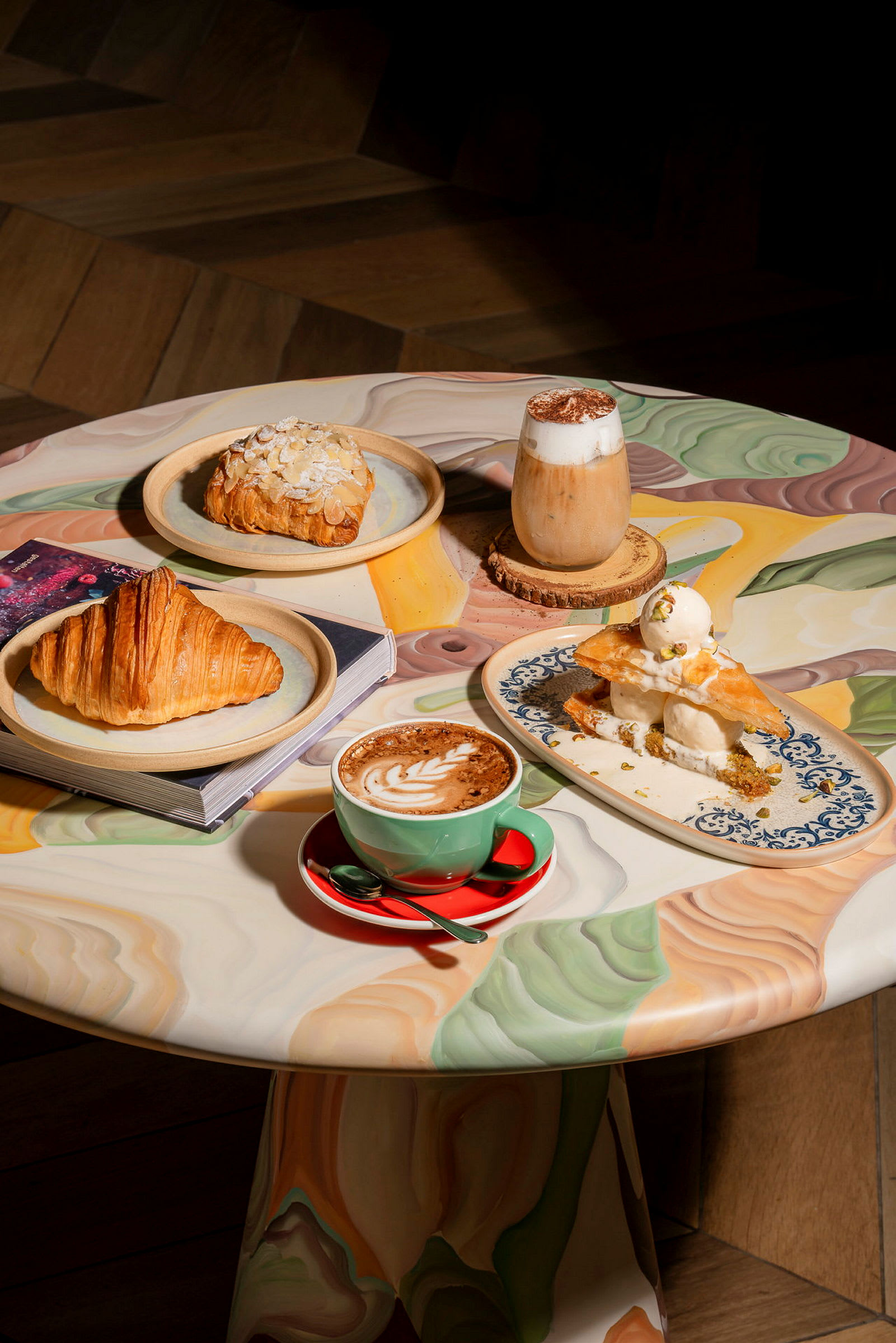 Ett bord med olika bakverk och drycker, inklusive croissanter och kaffe. (AI-genererad text)
