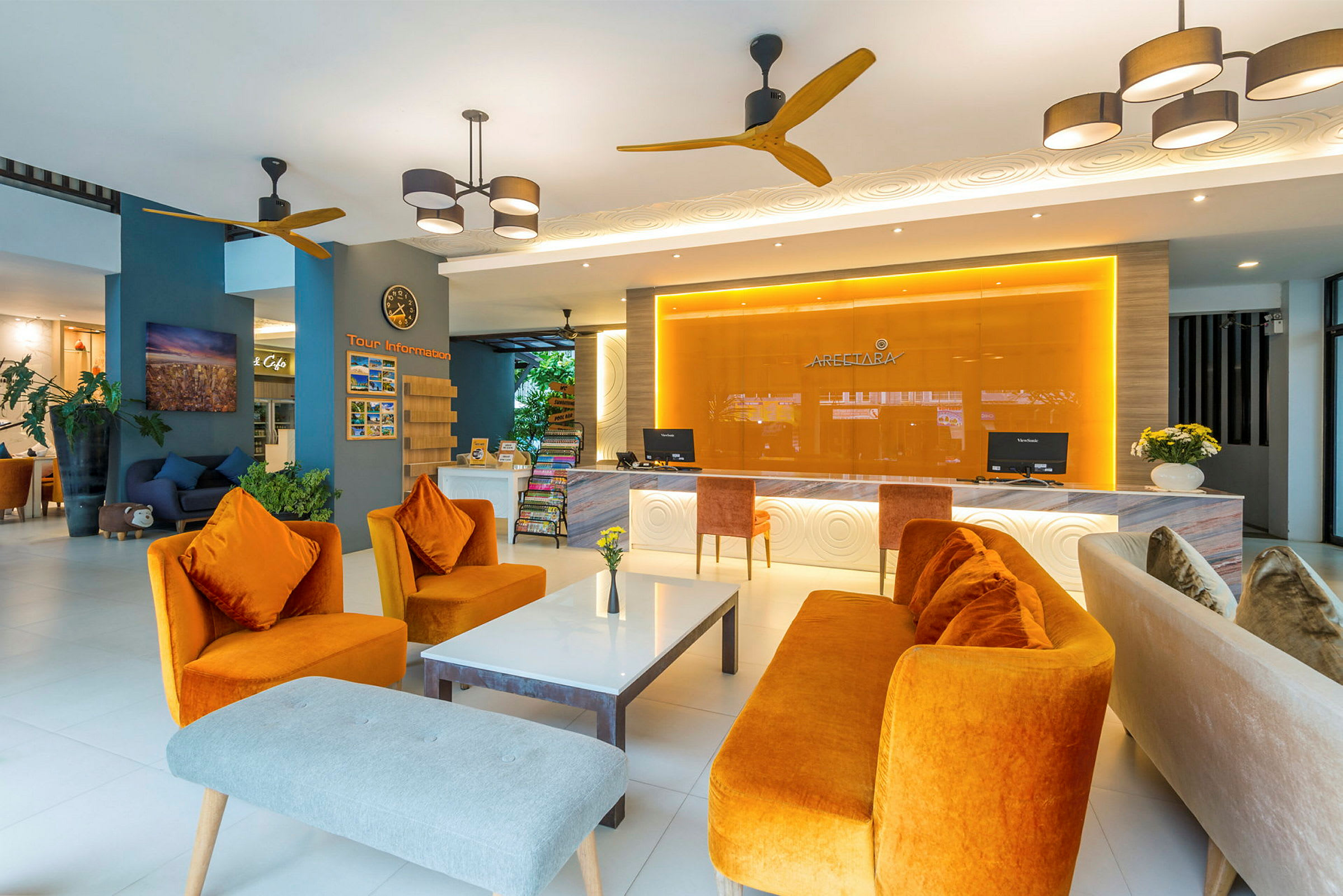 Hotellobby med sittgrupper och receptionsdisk. (AI-genererad text)