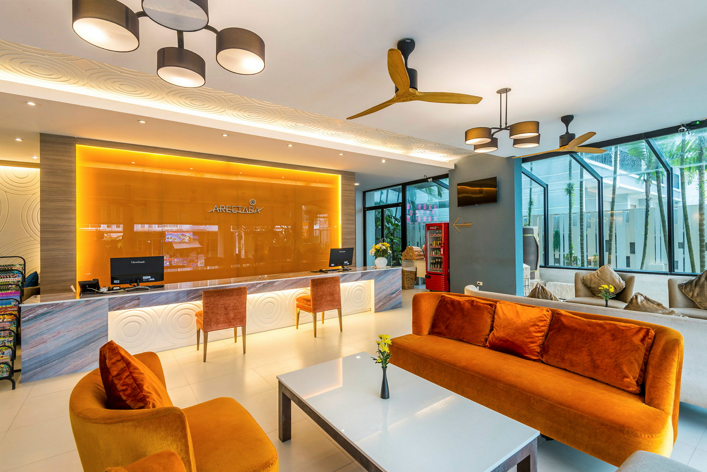 Hotellets reception med orange detaljer och sittgrupp. (AI-genererad text)