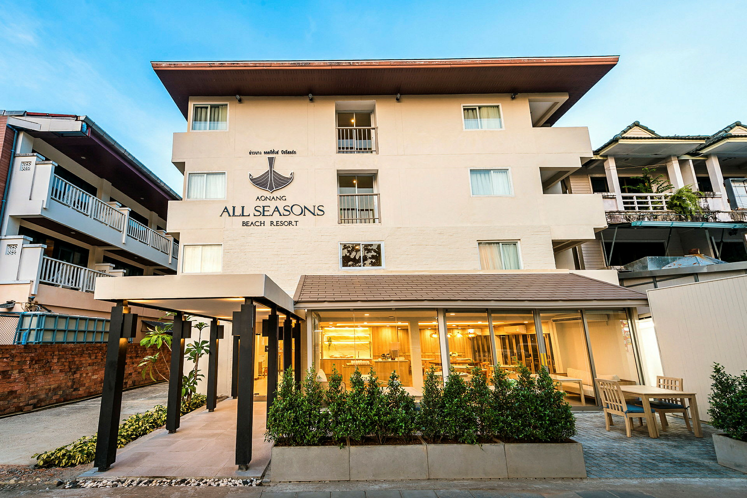 Hotellbyggnad med entré och uteplats. (AI-genererad text)