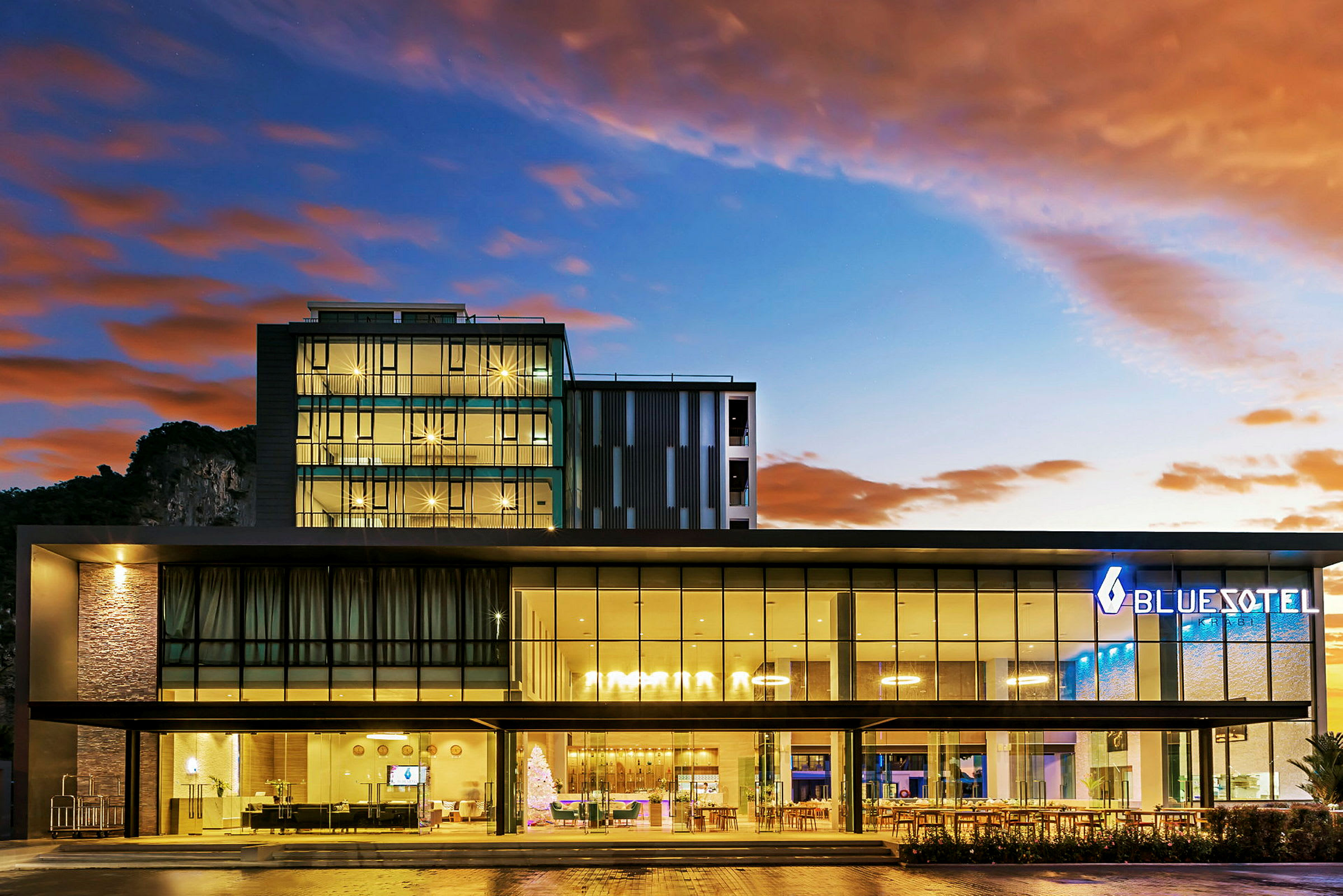 Modern hotellbyggnad vid solnedgång. (AI-genererad text)
