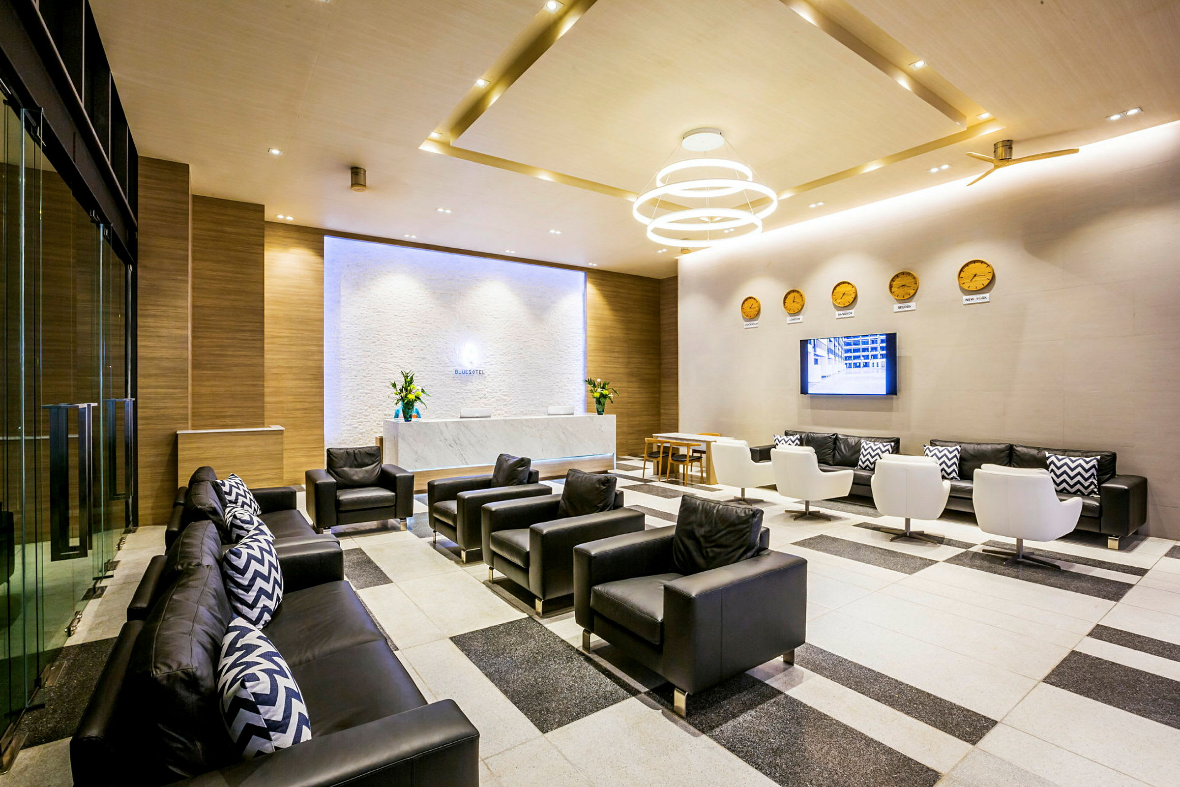 Ett modernt hotelllobby med sittmöbler och dekorativa detaljer. (AI-genererad text)