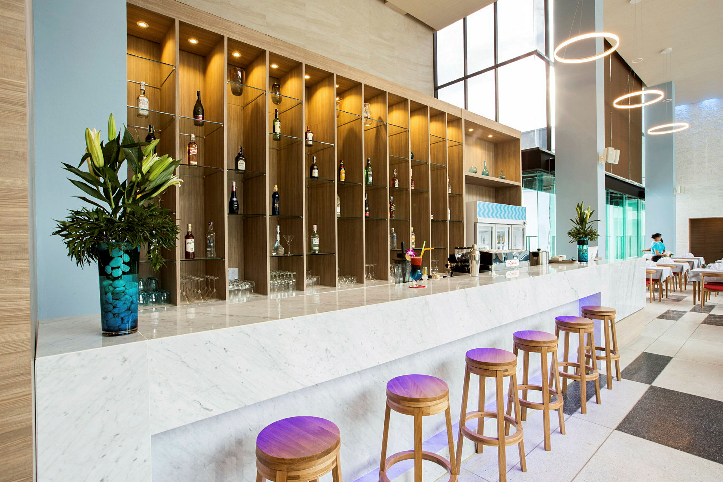 Hotellbar med ett modernt utseende och stolar framför (AI-genererad text)