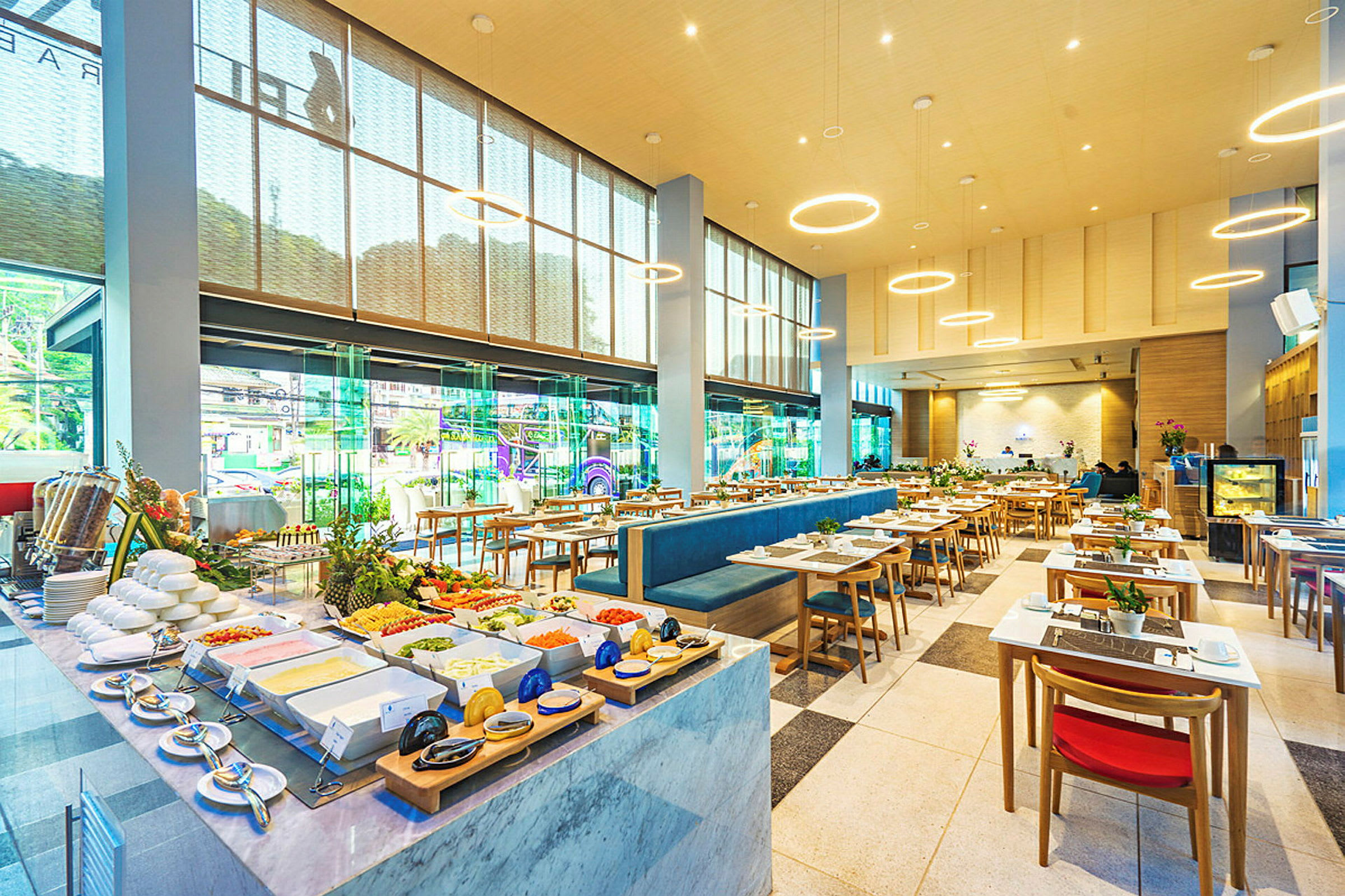 Restaurang med flera matbord och ett bufféområde. (AI-genererad text)