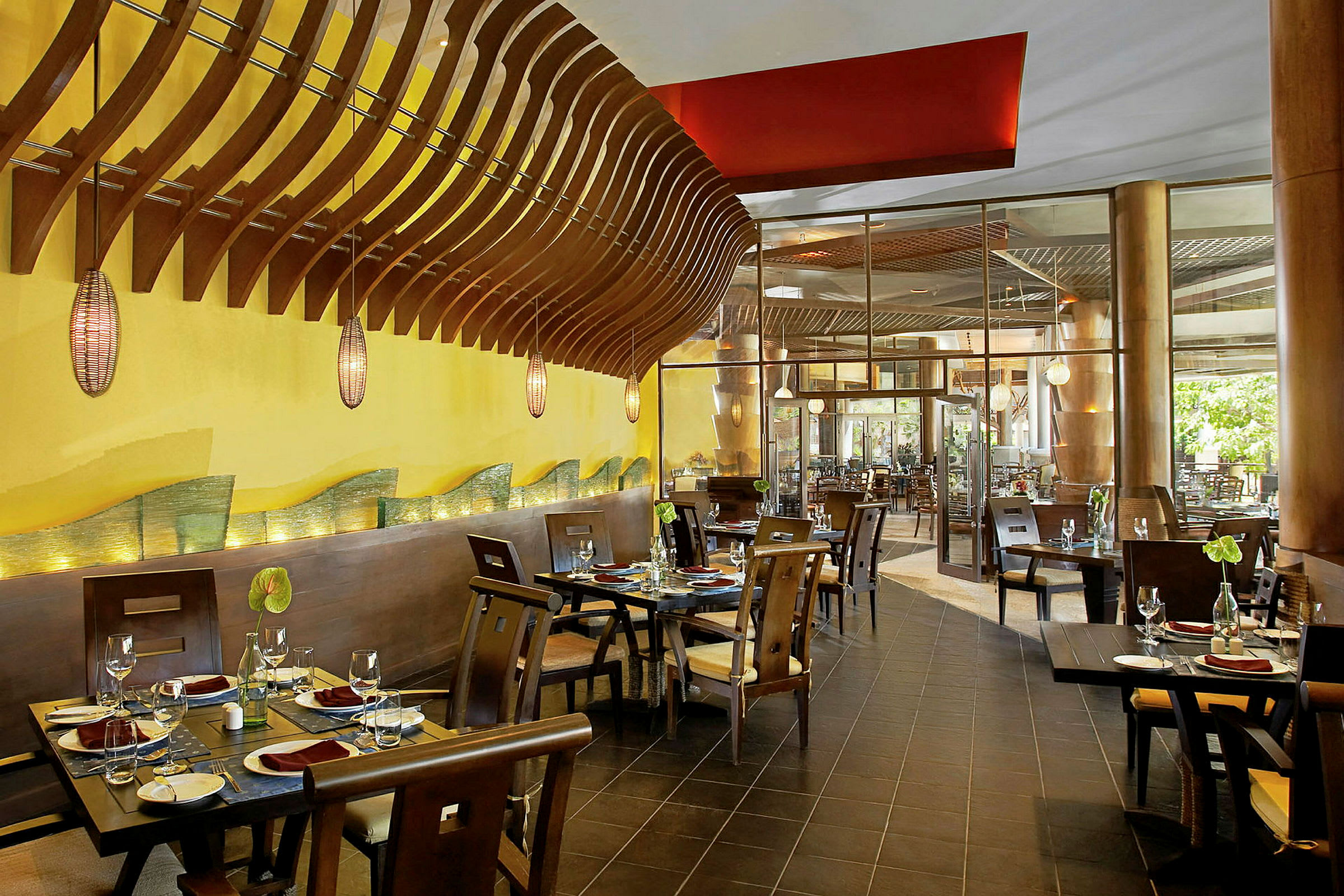 Interiörbild av en restaurang med modern inredning, trädetaljer och dukade bord. (AI-genererad text)