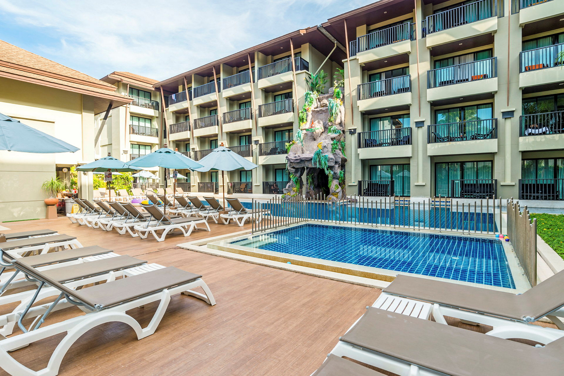 Utomhuspool med solstolar och parasoller vid ett hotell. (AI-genererad text)