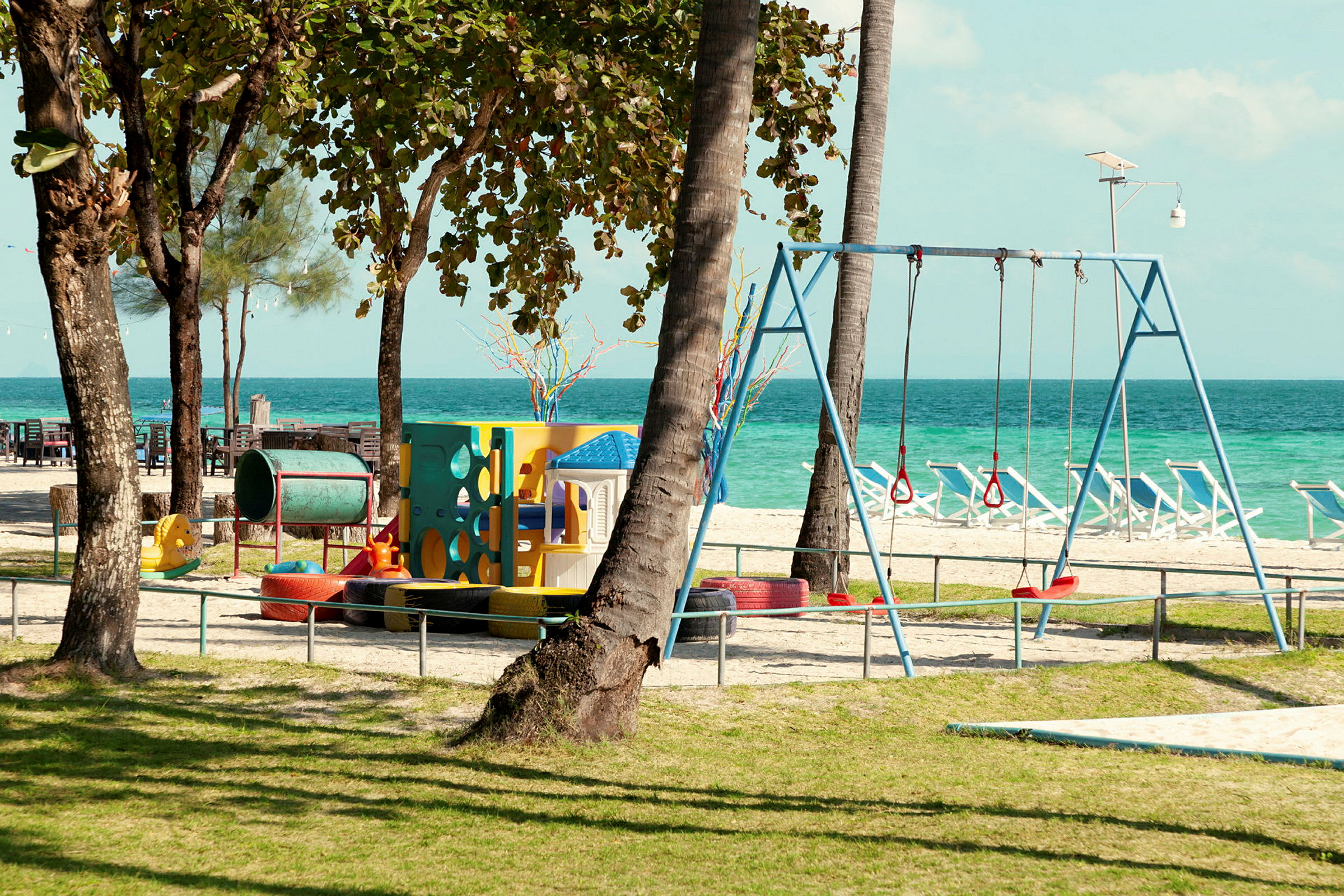 Lekplats vid stranden med havsutsikt. (AI-genererad text)