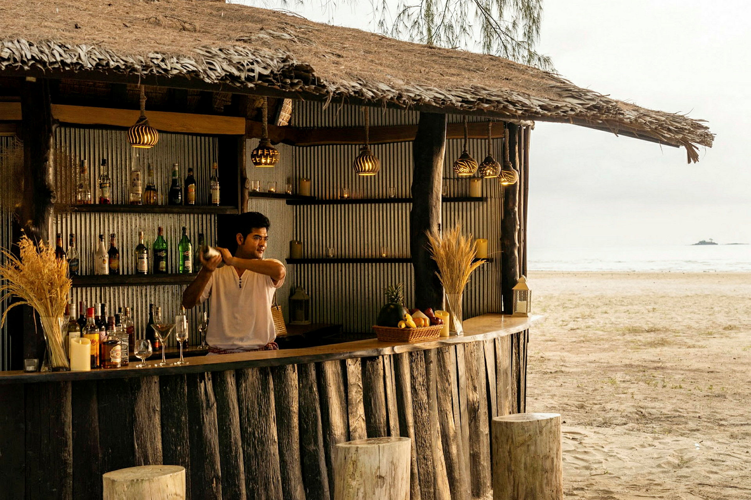 En strandbar med en halmtak, varor och dekorationer på disken och hyllorna. (AI-genererad text)