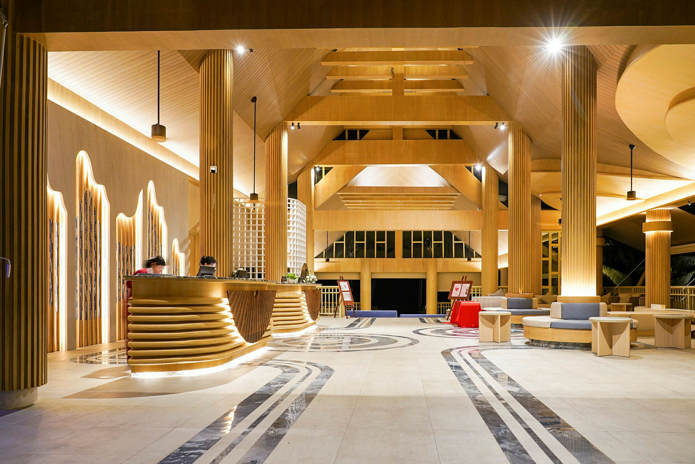 En modern hotellobby med träinredning, reception och sittområden. (AI-genererad text)