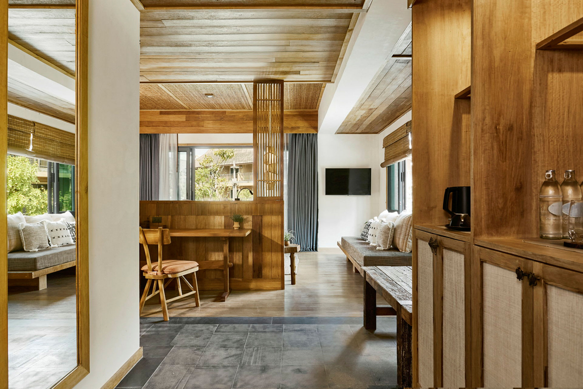 Hotellrum med träinredning och stora fönster. (AI-genererad text)