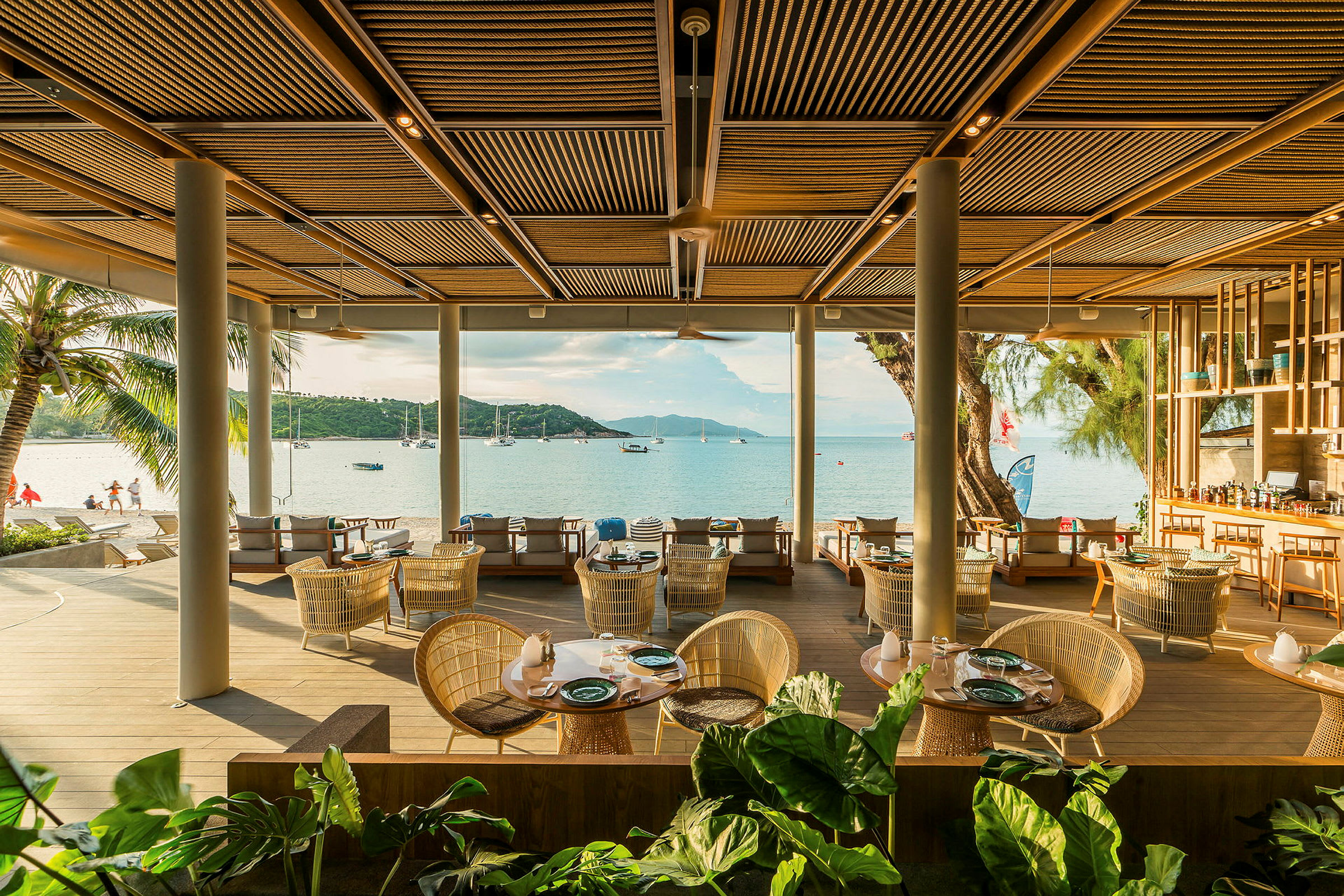 En strandnära restaurang med sittplatser och utsikt över havet. (AI-genererad text)