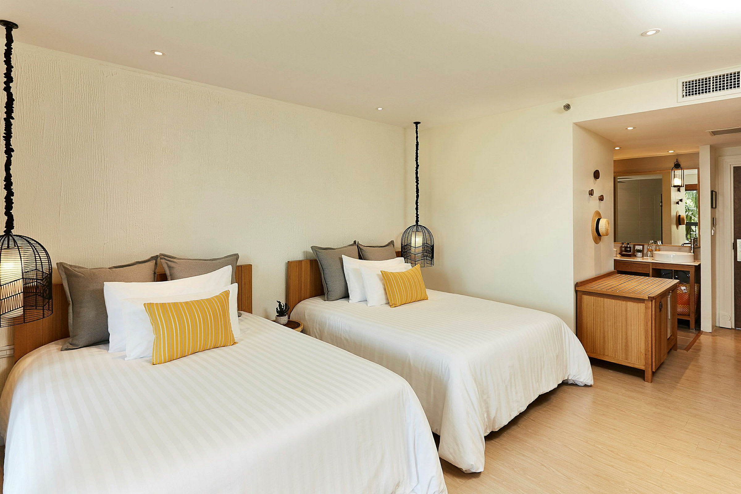 Hotellrum med två sängar bäddade med vita överkast. (AI-genererad text)